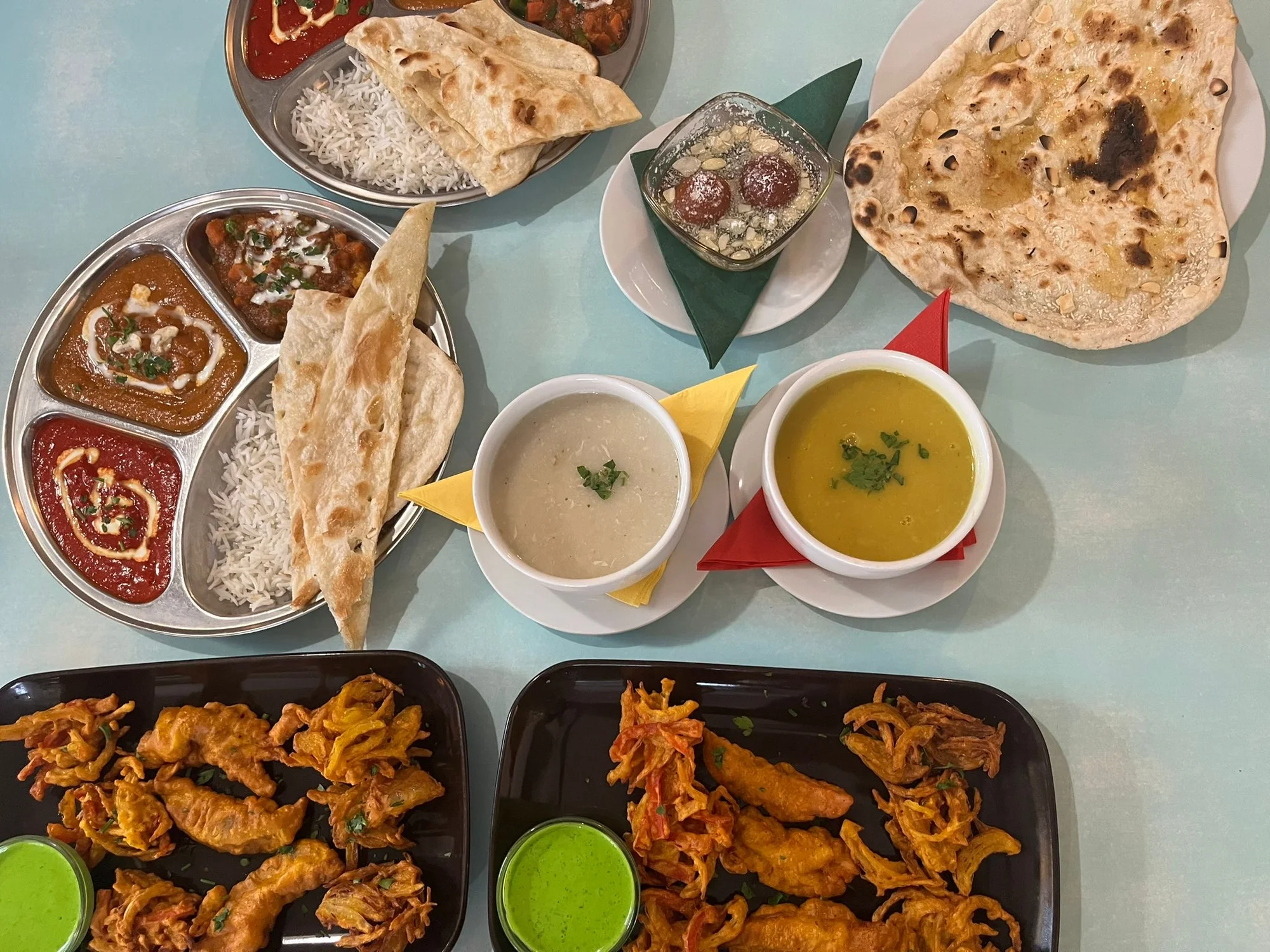 4chodové indické menu pro dva: variace předkrmů, polévka, kuřecí talíř Thali i dezert