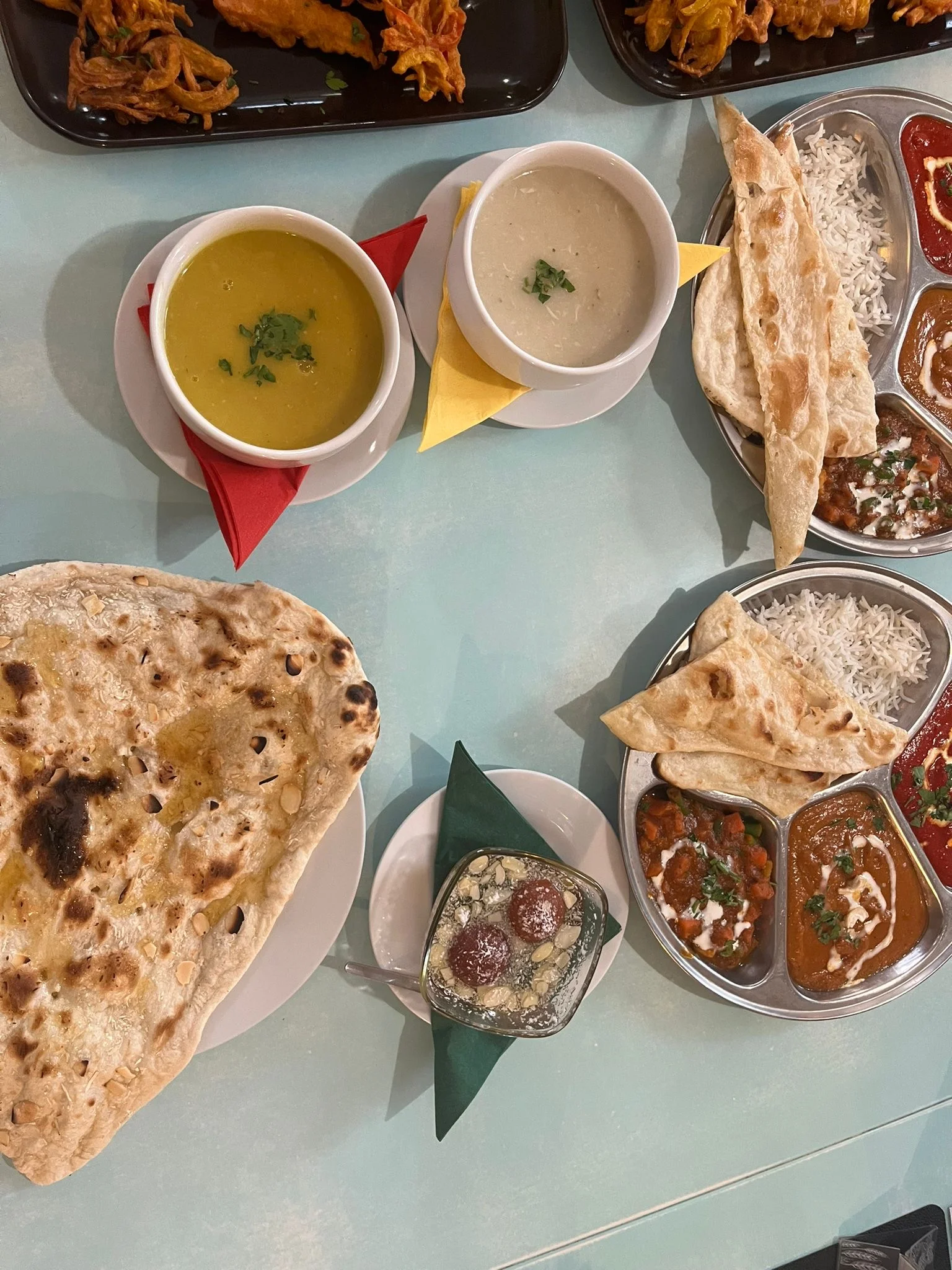 4chodové indické menu pro dva: variace předkrmů, polévka, kuřecí talíř Thali i dezert