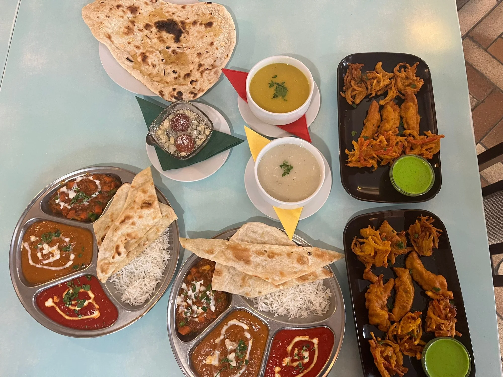 4chodové indické menu pro dva: variace předkrmů, polévka, kuřecí talíř Thali i dezert
