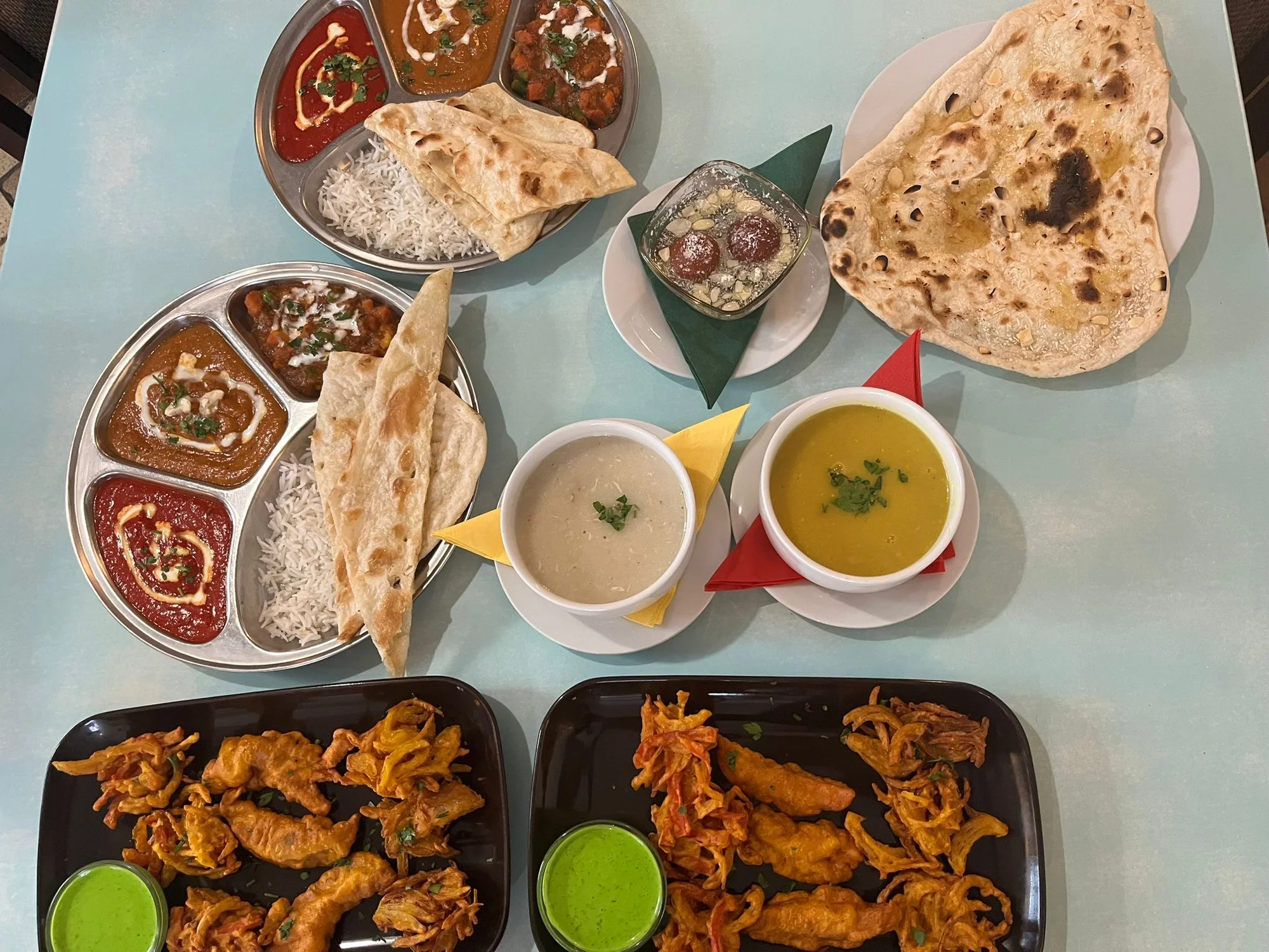 4chodové indické menu pro dva: variace předkrmů, polévka, kuřecí talíř Thali i dezert