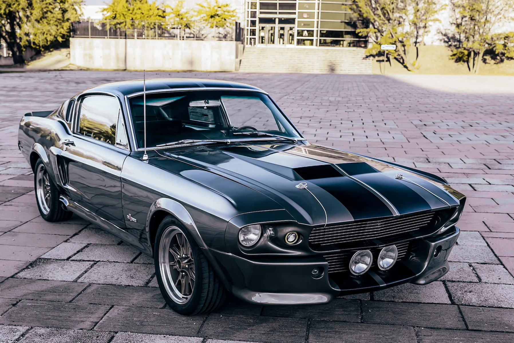 Jízda zpátky časem: spolujízda či půjčení Mustangu z roku 1967, V8, výfuky Magnaflow
