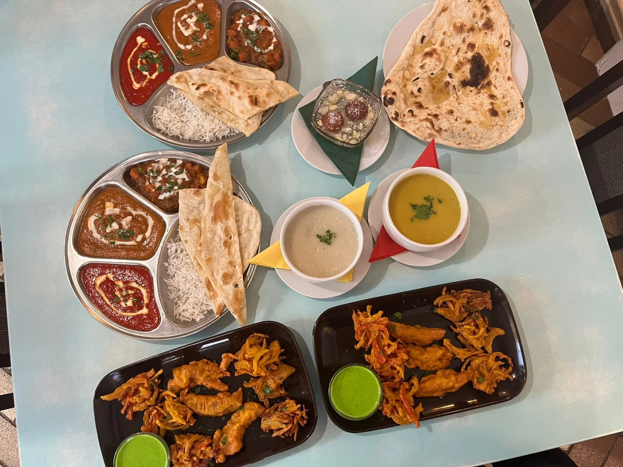 4chodové indické menu pro dva: variace předkrmů, polévka, kuřecí talíř Thali i dezert