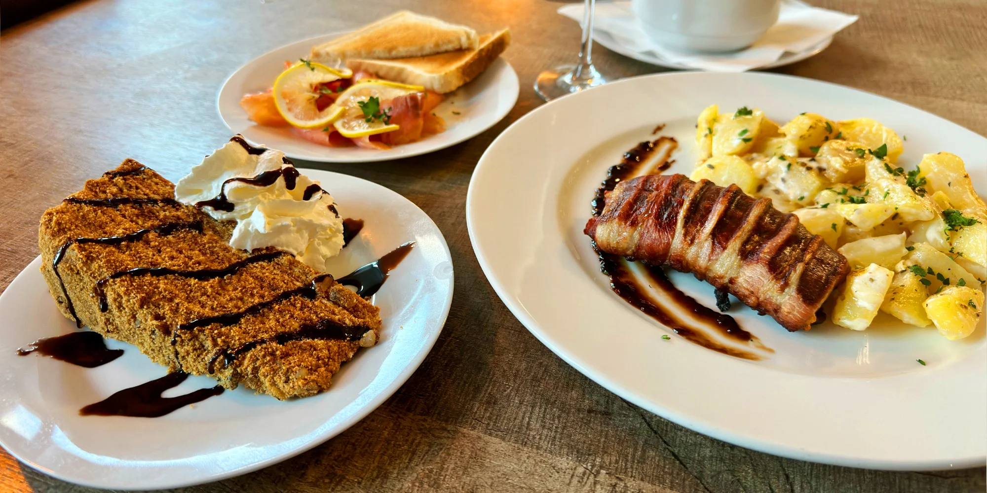 Degustační menu pro 2 osoby: předkrm, polévka, vepřová panenka i bílé víno