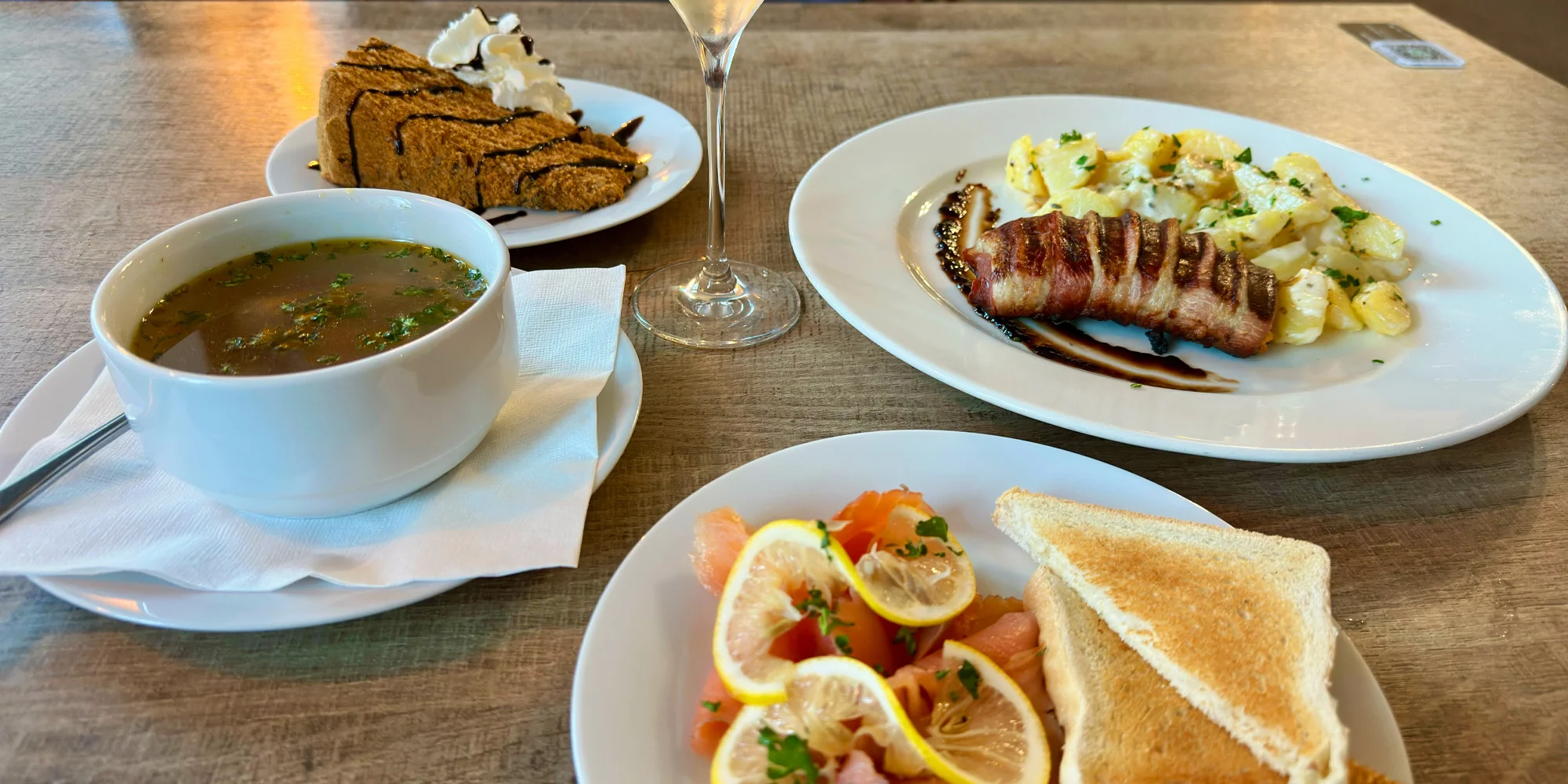 Degustační menu pro 2 osoby: předkrm, polévka, vepřová panenka i bílé víno