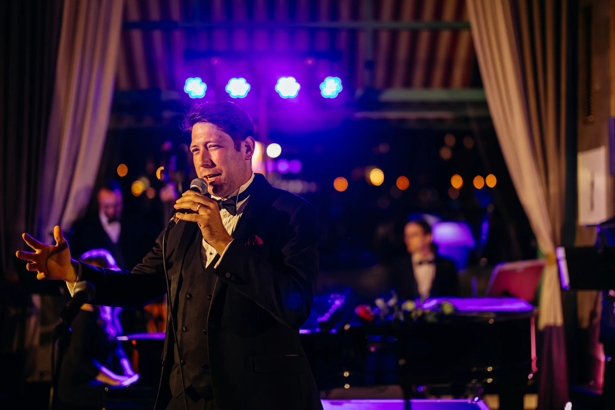 Sinatra Tribute: koncert s hity Franka Sinatry i tříchodová večeře a nápoje v krásném prostředí Mánesu