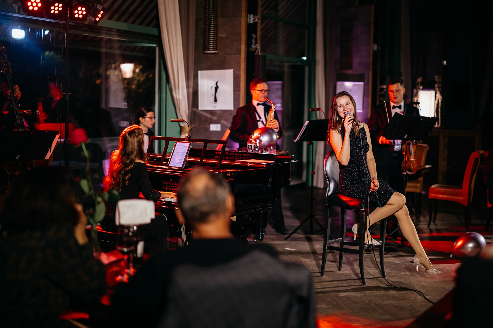 Sinatra Tribute: koncert s hity Franka Sinatry i tříchodová večeře a nápoje v krásném prostředí Mánesu