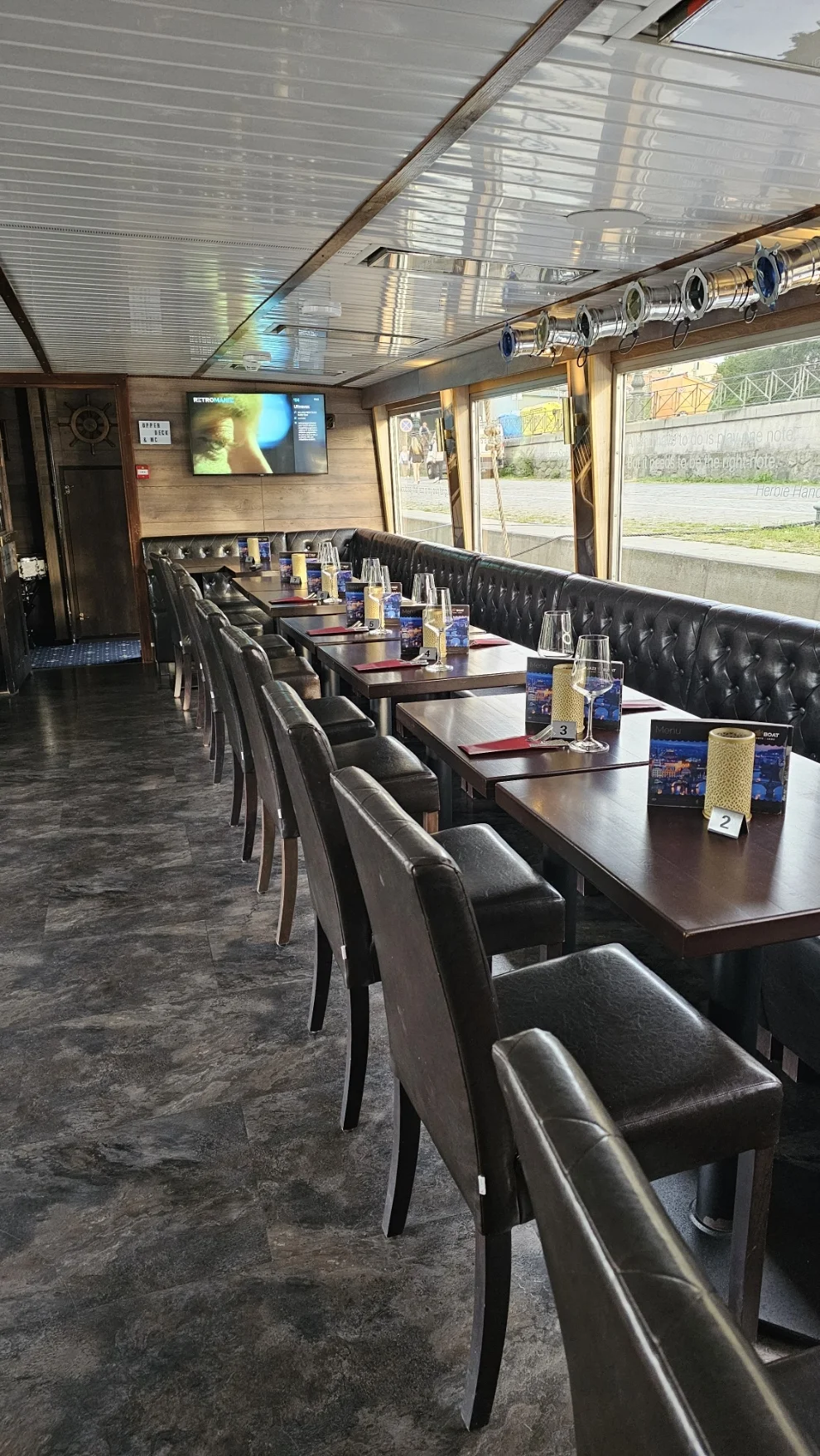Zážitek na Vltavě: hodinová plavba s nápojem a dezertem nebo dvouhodinová s menu