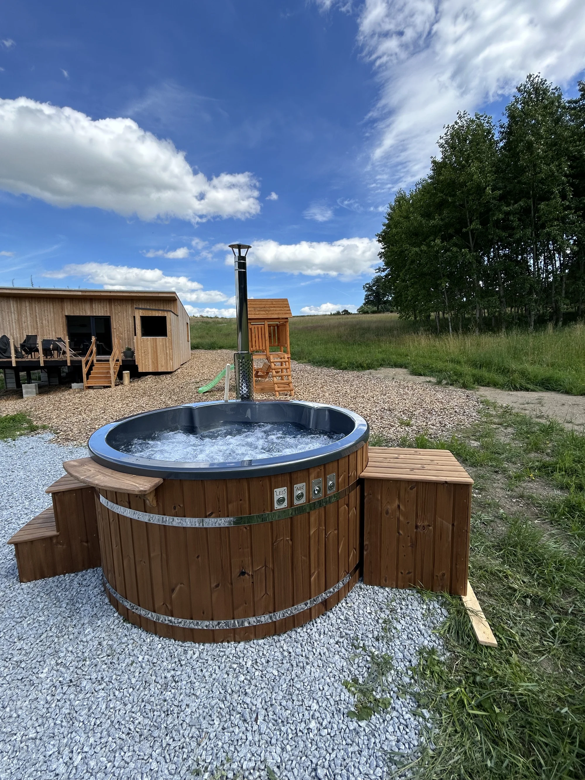 Moderní chata v jižních Čechách: vlastní sauna, vířivý sud i kapacita až 6 osob