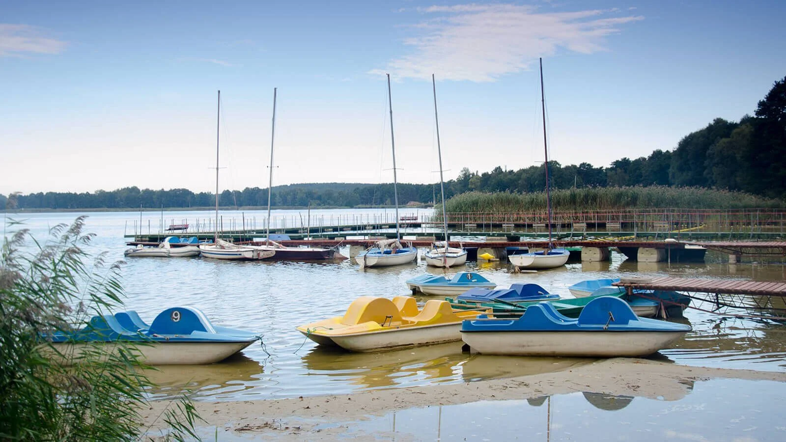 Parádní rodinná dovolená: domky nebo pokoje u jezerní pláže, snídaně i polopenze, wellness