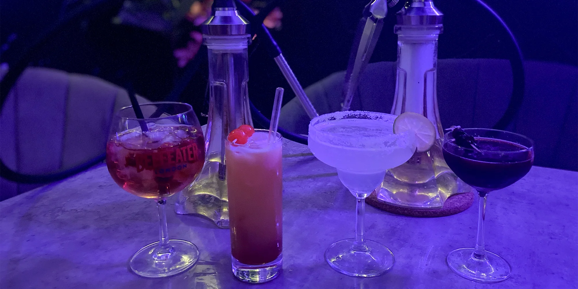 Vodní dýmka s tabákem dle výběru, míchané drinky i nachos ve Smoukárně nebo Foukárně