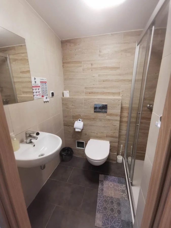 Parádní rodinná dovolená: domky nebo pokoje u jezerní pláže, snídaně i polopenze, wellness