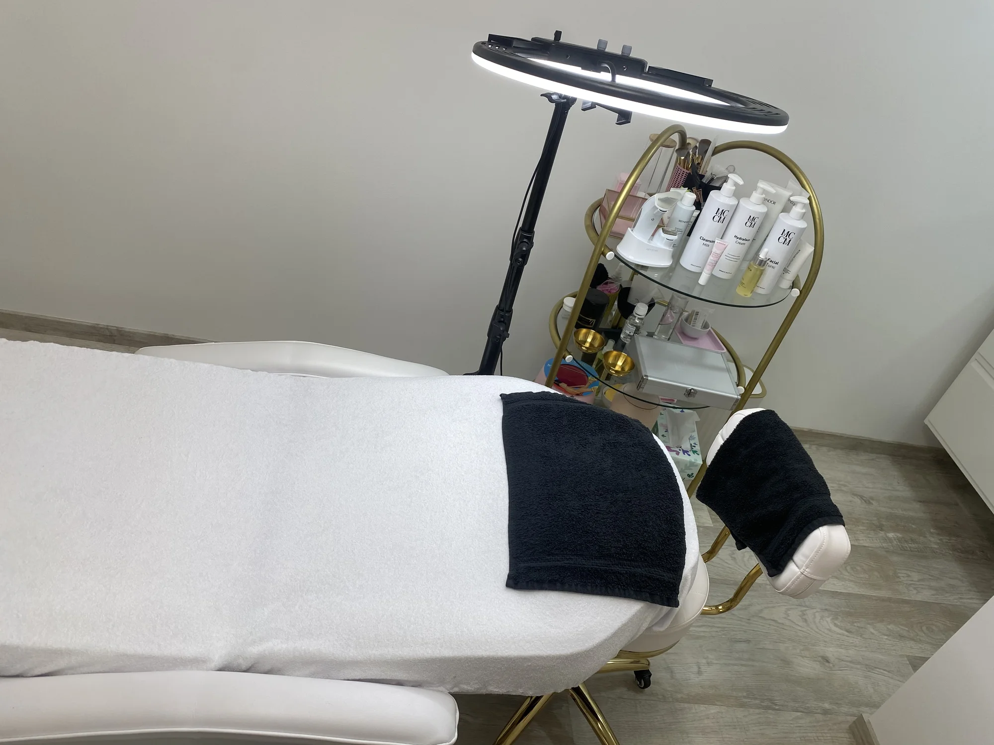 Permanentní make-up očních linek, rtů technikou akvarel či pudrového obočí