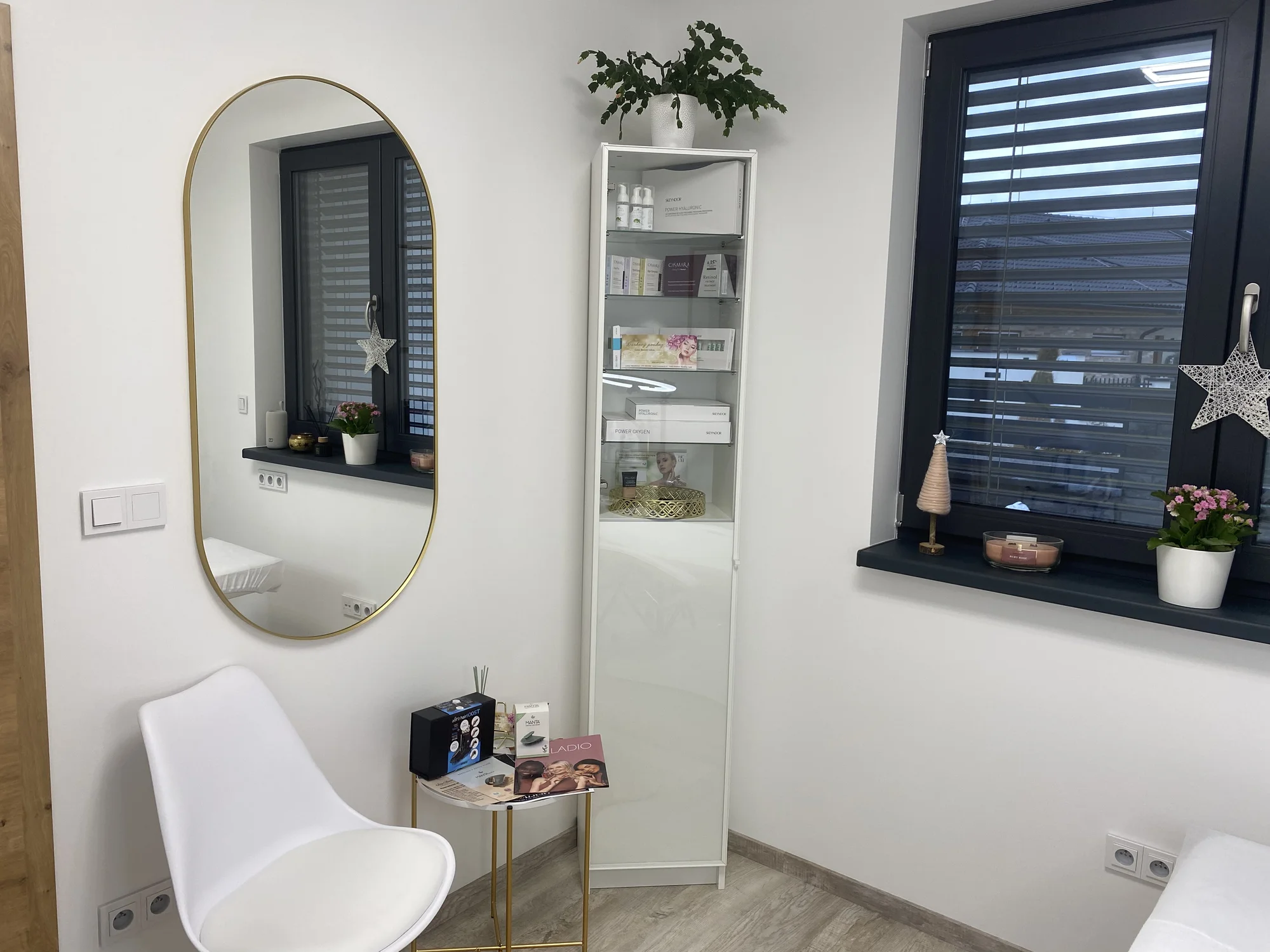 Permanentní make-up očních linek, rtů technikou akvarel či pudrového obočí