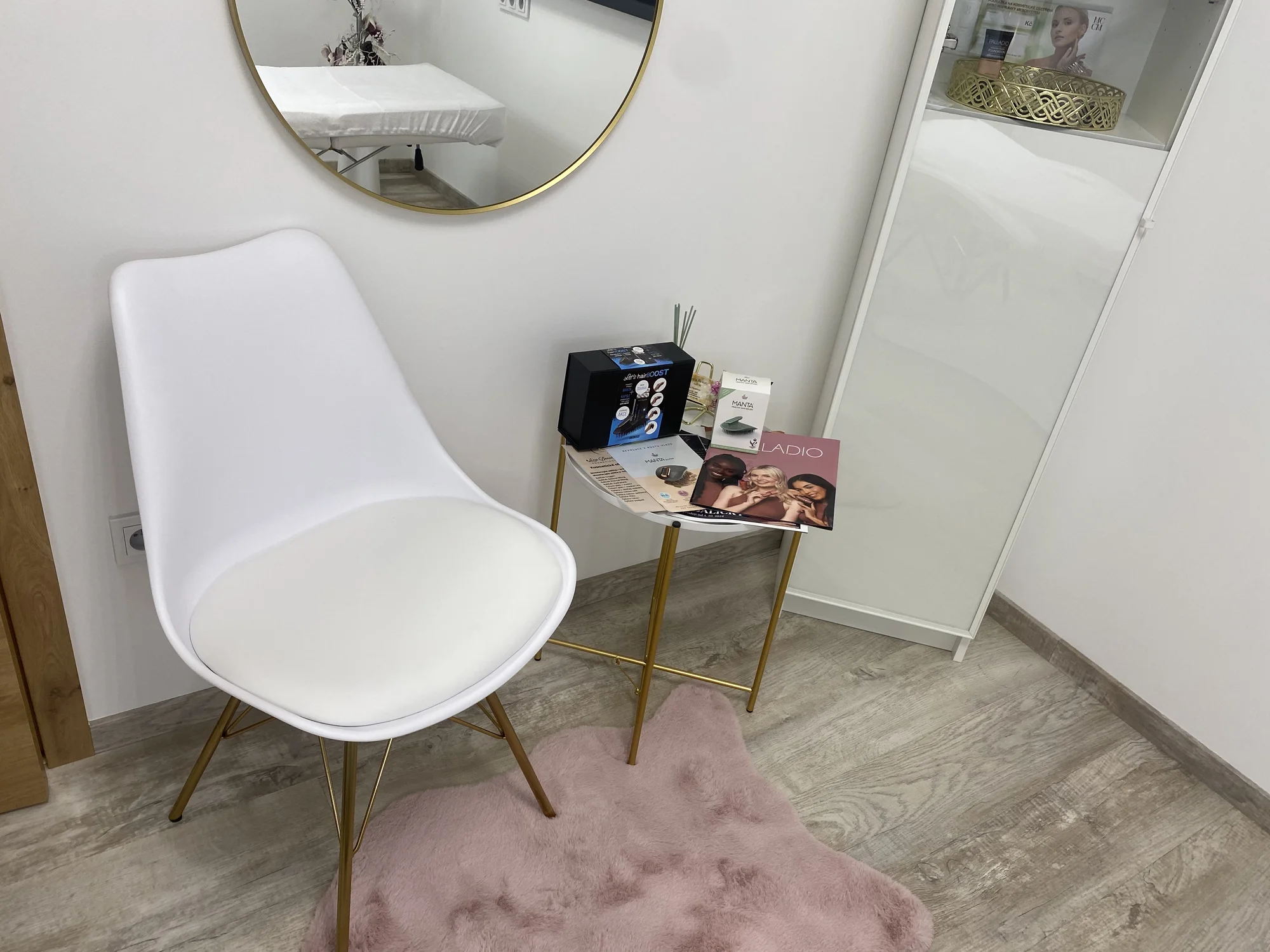 Permanentní make-up očních linek, rtů technikou akvarel či pudrového obočí