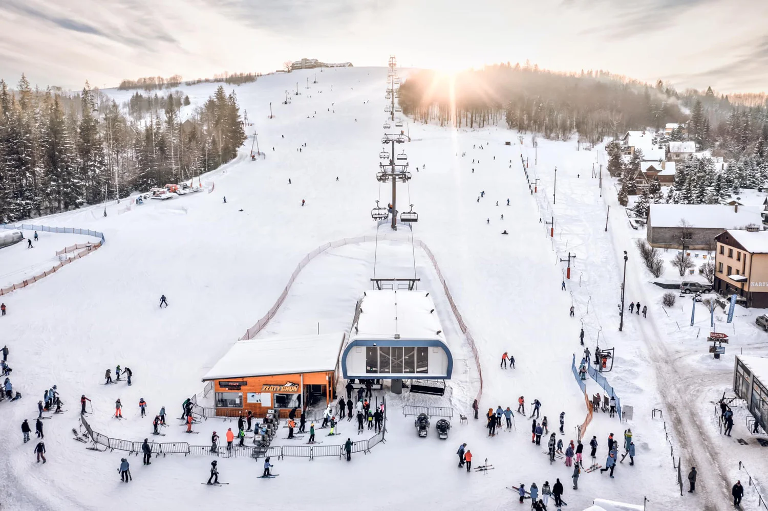 Denní skipas platný v 11 skiareálech ve Slezských Beskydech pro 1 osobu: až 30 km sjezdovek