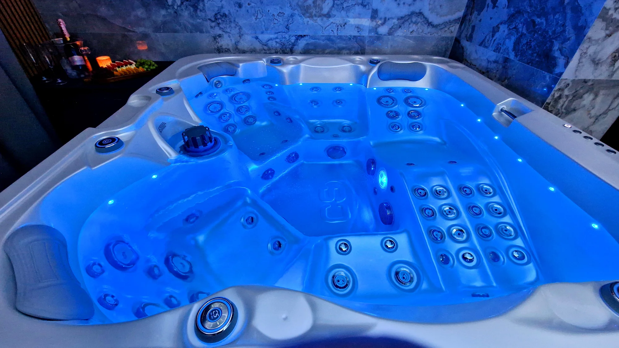 Nové privátní wellness v Hloubětíně: velký whirlpool, finská sauna, dvě relaxační zóny na výběr a drink