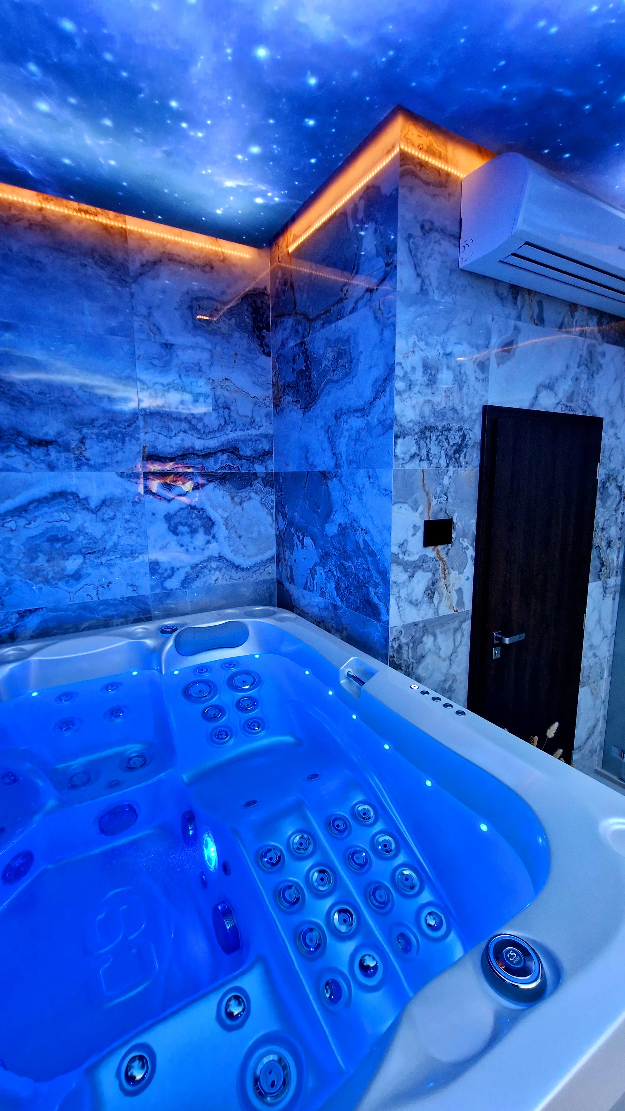 Nové privátní wellness v Hloubětíně: velký whirlpool, finská sauna, dvě relaxační zóny na výběr a drink