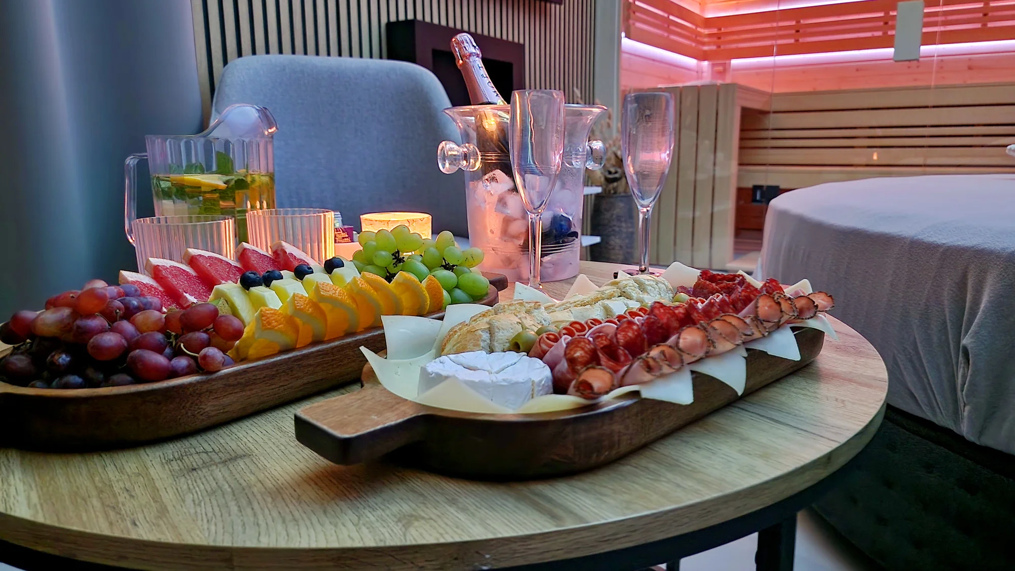 Nové privátní wellness v Hloubětíně: velký whirlpool, finská sauna, dvě relaxační zóny na výběr a drink