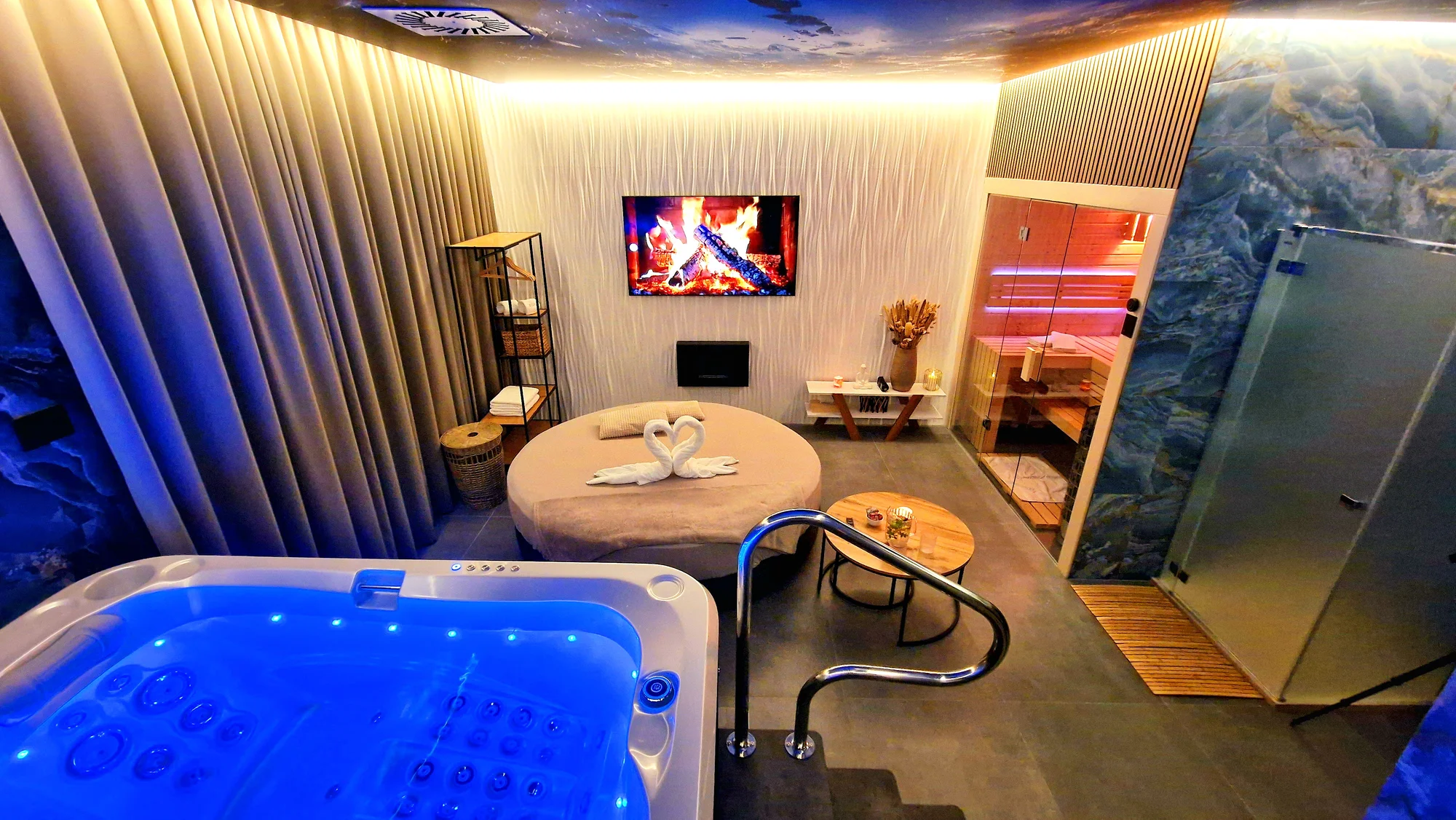 Nové privátní wellness v Hloubětíně: velký whirlpool, finská sauna, dvě relaxační zóny na výběr a drink