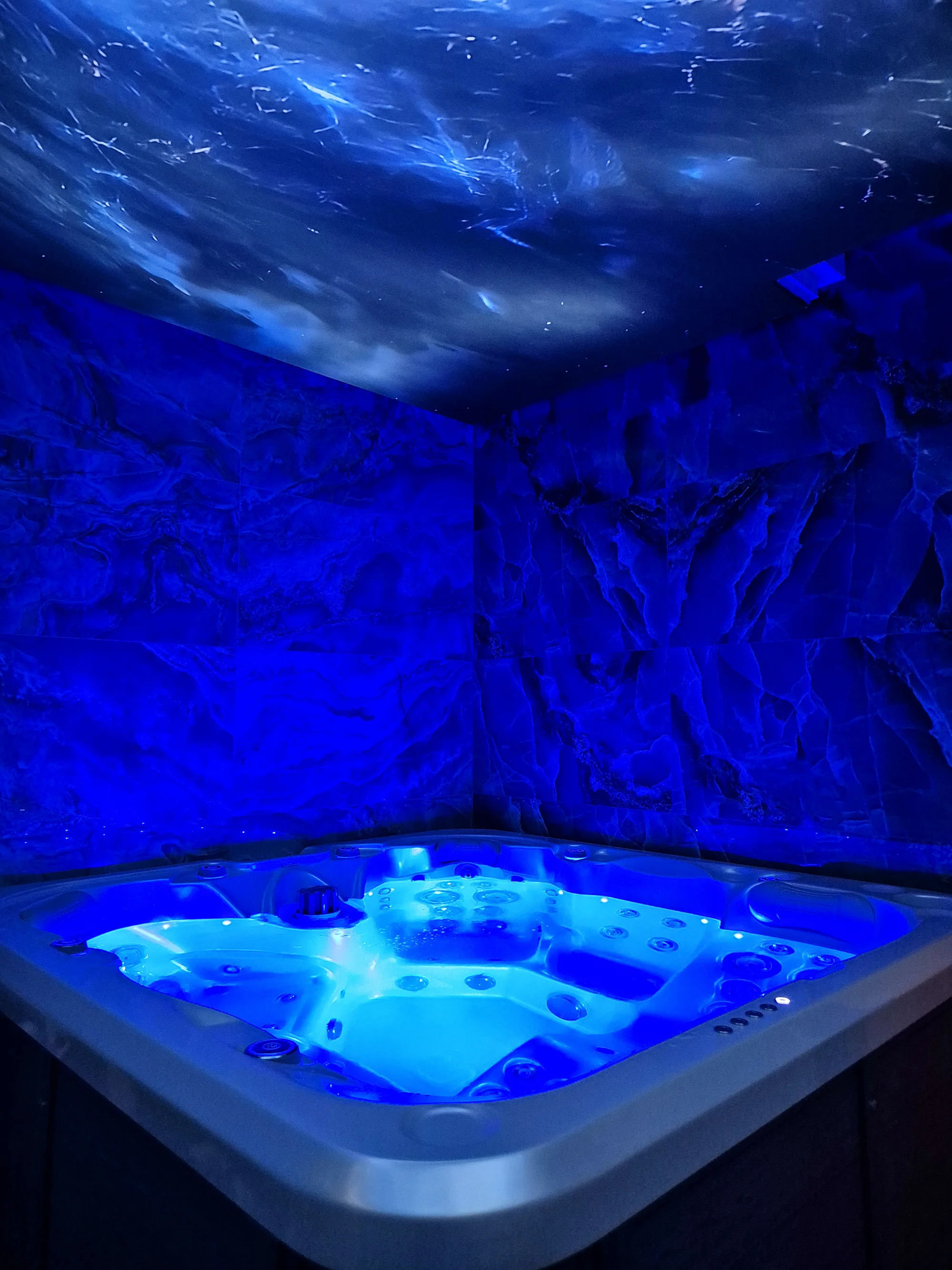 Nové privátní wellness v Hloubětíně: velký whirlpool, finská sauna, dvě relaxační zóny na výběr a drink