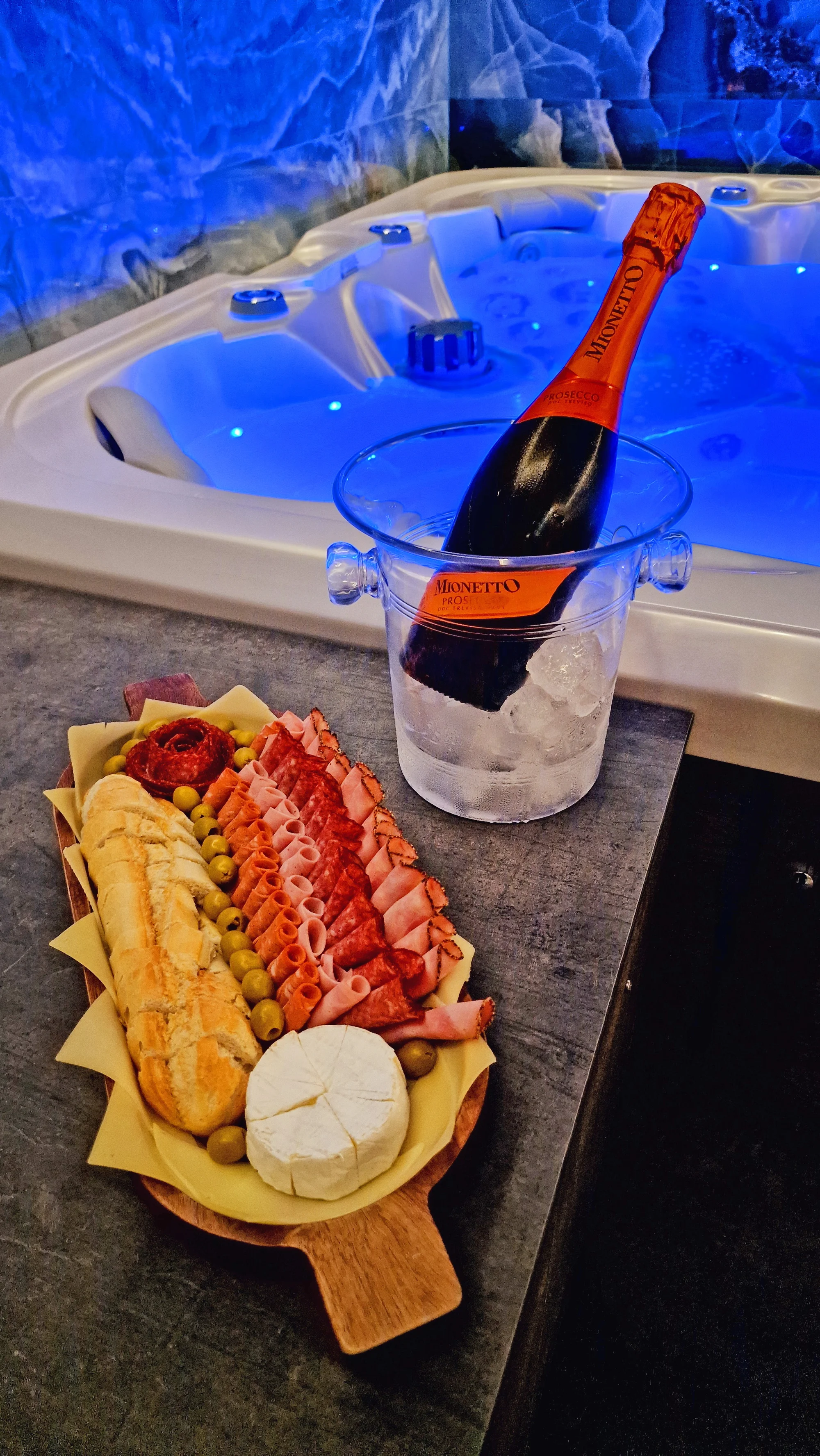 Nové privátní wellness v Hloubětíně: velký whirlpool, finská sauna, dvě relaxační zóny na výběr a drink