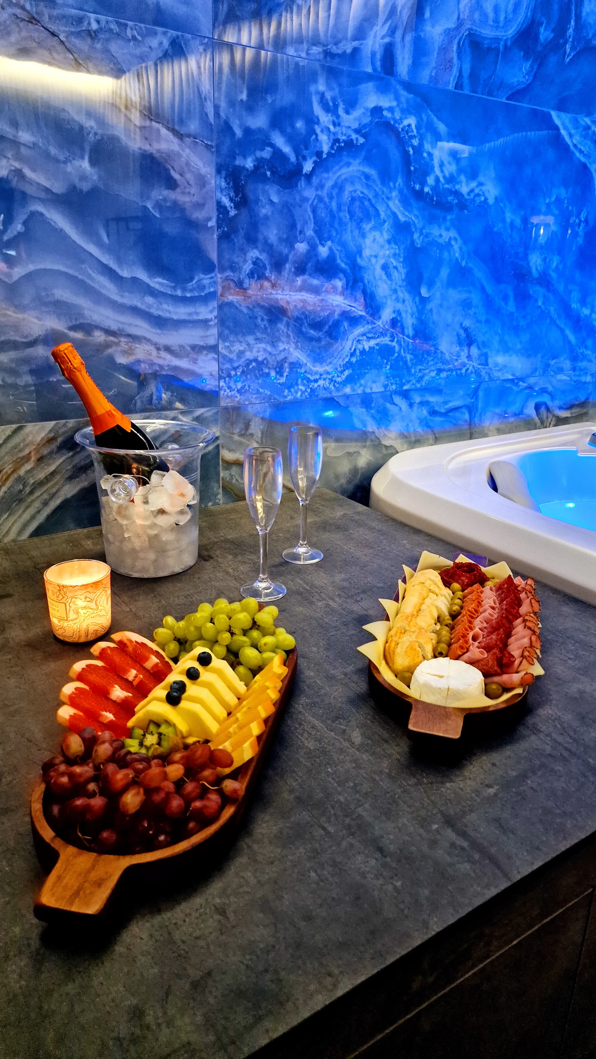 Nové privátní wellness v Hloubětíně: velký whirlpool, finská sauna, dvě relaxační zóny na výběr a drink