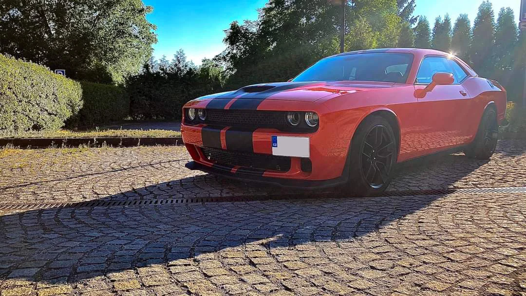 Dodge Challenger V8 HEMI: 15 min. spolujízdy nebo až 12 hod. řízení