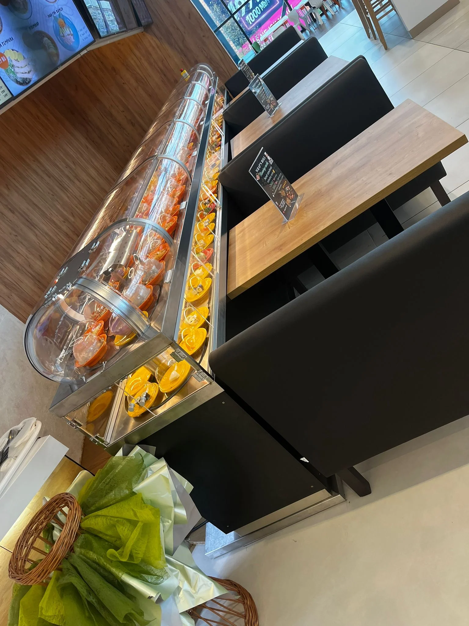 Až 2 hod. hodování na running sushi ve Wrap ‘n Roll v OC Plaza pro 1 osobu