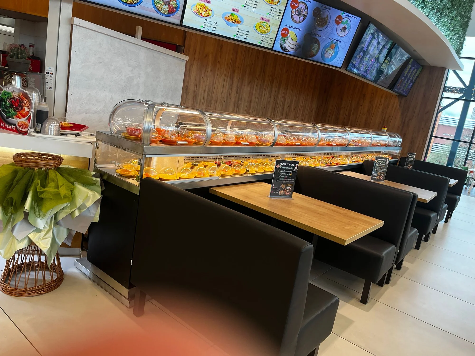 Až 2 hod. hodování na running sushi ve Wrap ‘n Roll v OC Plaza pro 1 osobu