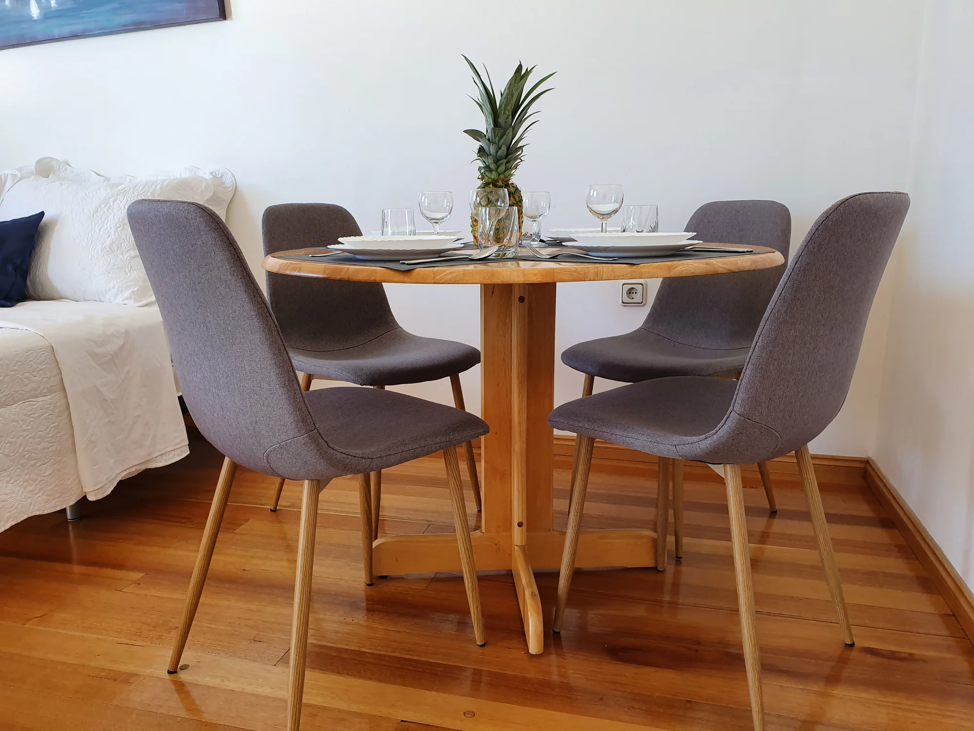 Vybavené apartmány u Omiše: zahrada, balkon s výhledem a na pláž jen 400 metrů