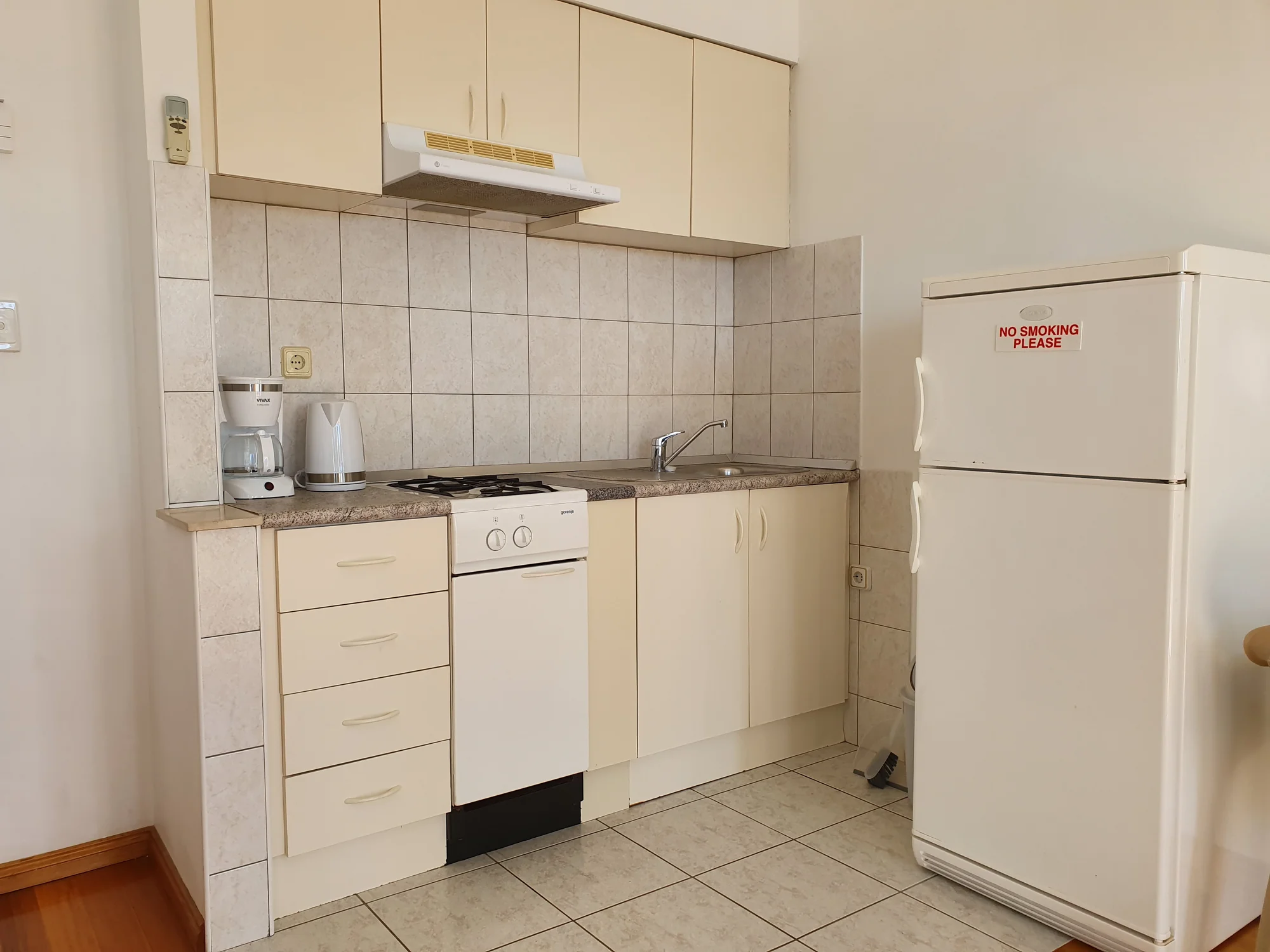 Vybavené apartmány u Omiše: zahrada, balkon s výhledem a na pláž jen 400 metrů