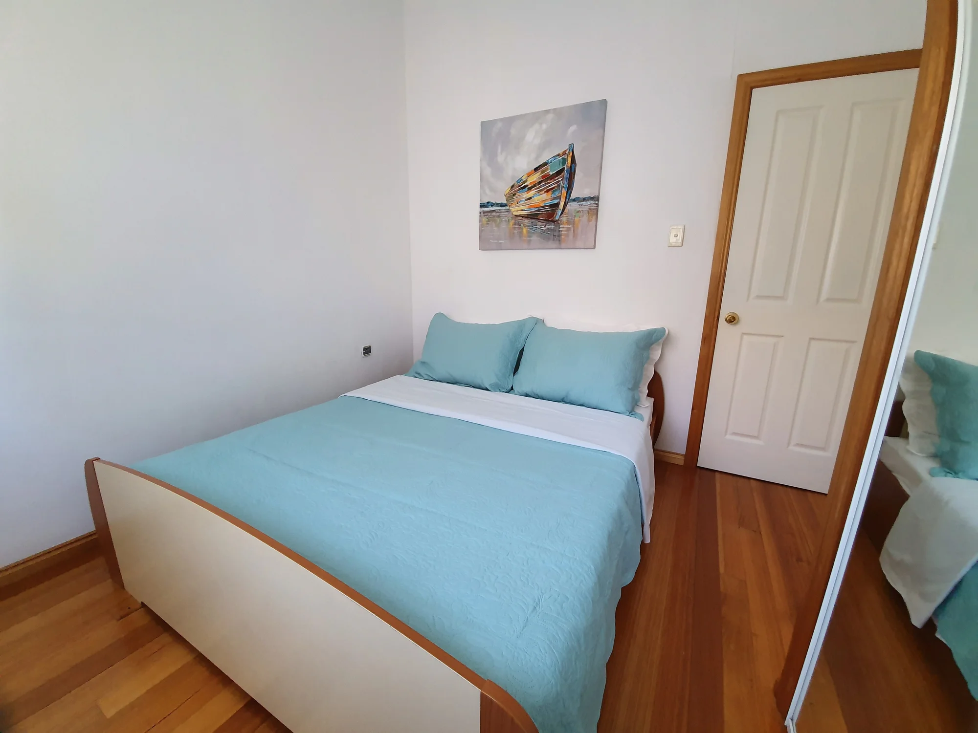 Vybavené apartmány u Omiše: zahrada, balkon s výhledem a na pláž jen 400 metrů