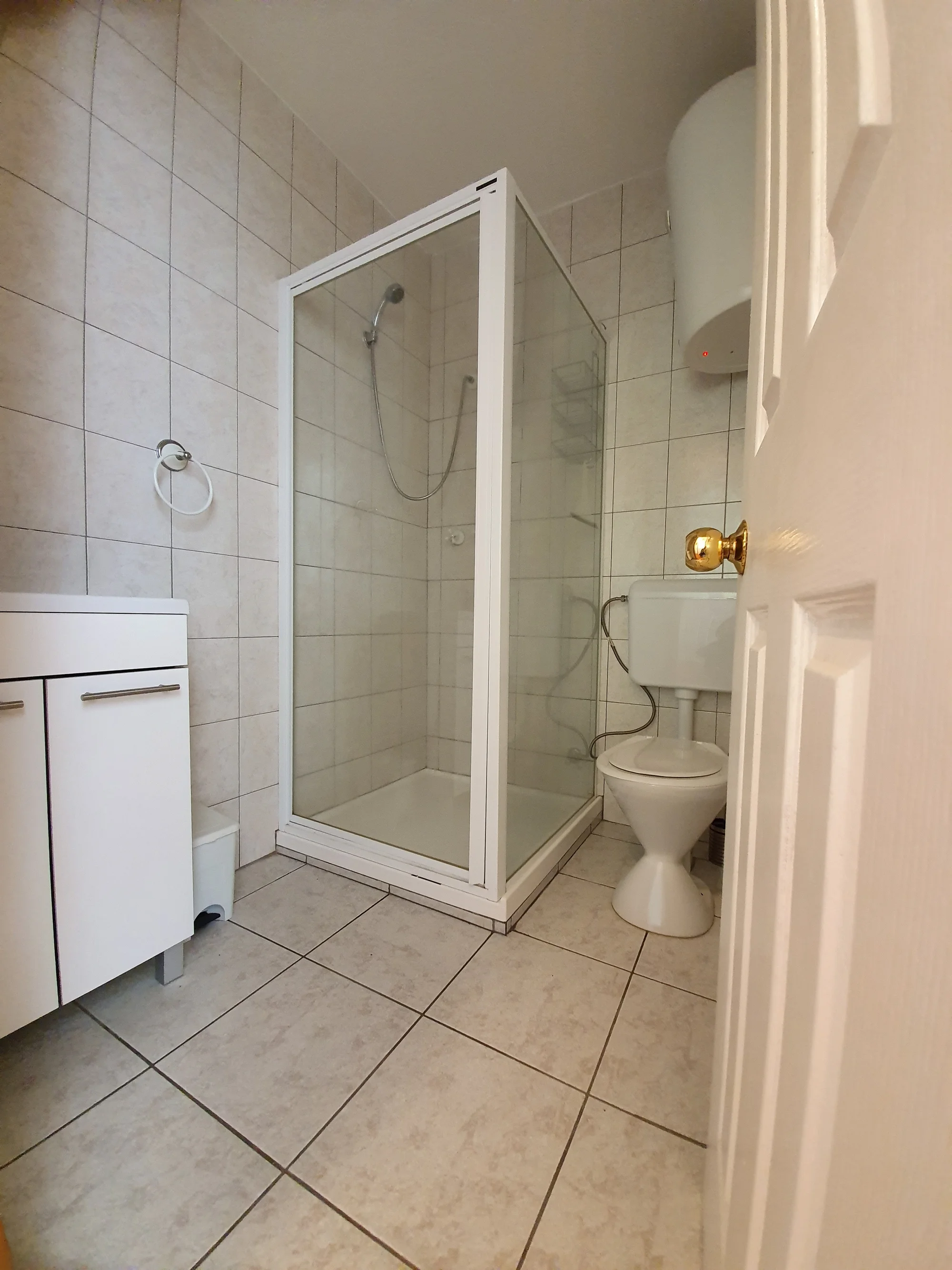 Vybavené apartmány u Omiše: zahrada, balkon s výhledem a na pláž jen 400 metrů