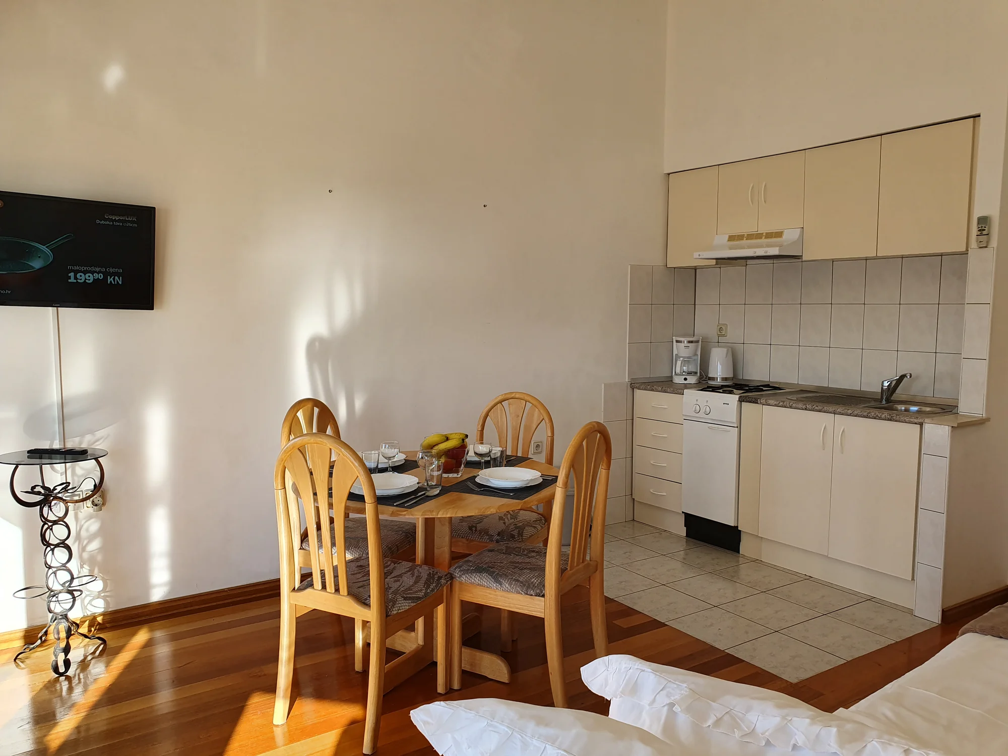 Vybavené apartmány u Omiše: zahrada, balkon s výhledem a na pláž jen 400 metrů