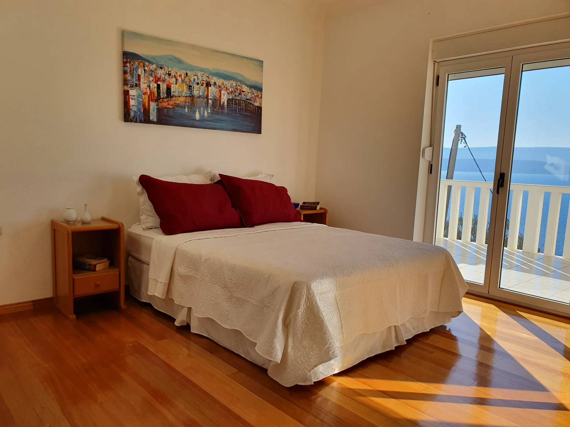 Vybavené apartmány u Omiše: zahrada, balkon s výhledem a na pláž jen 400 metrů