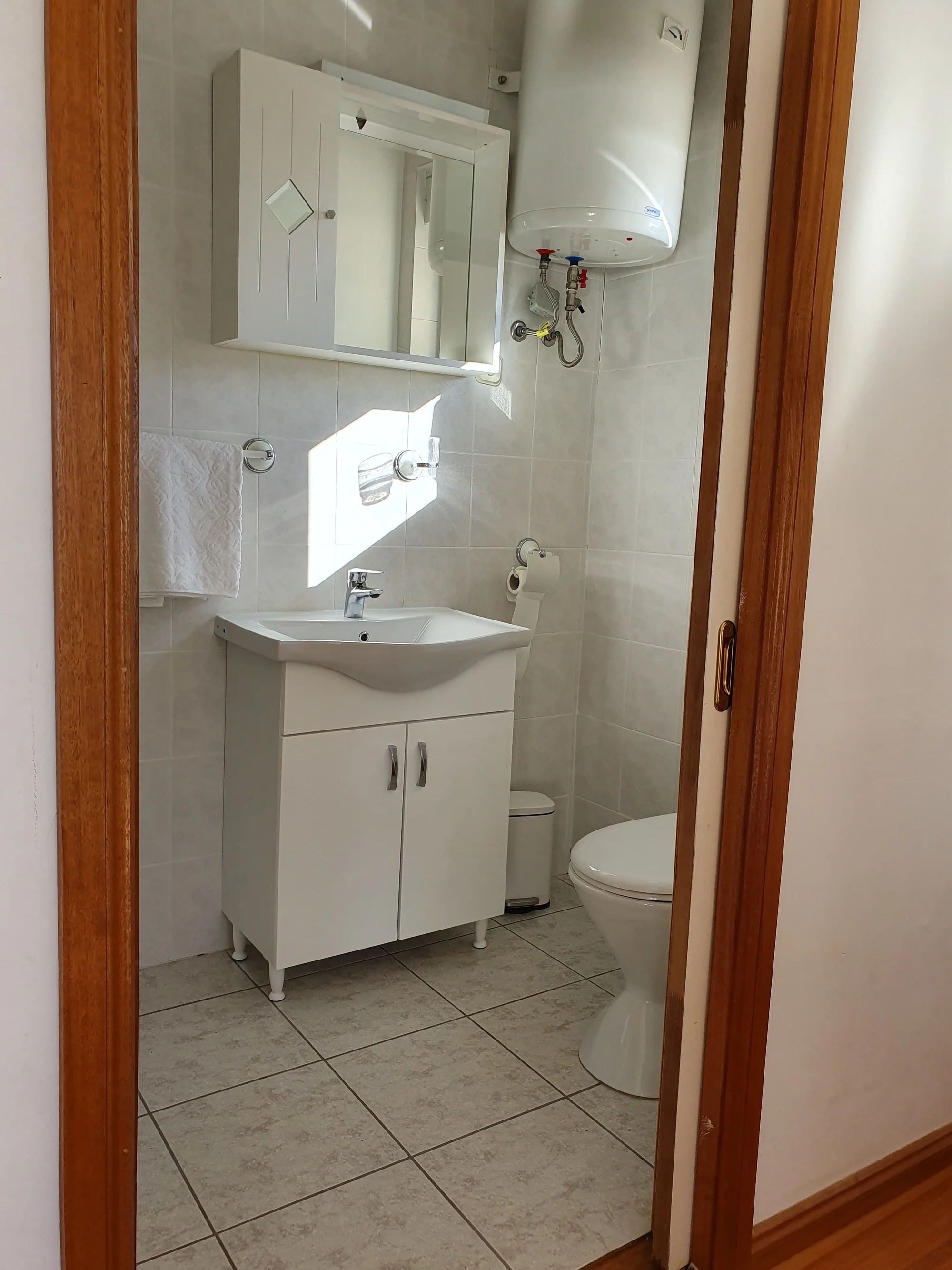 Vybavené apartmány u Omiše: zahrada, balkon s výhledem a na pláž jen 400 metrů