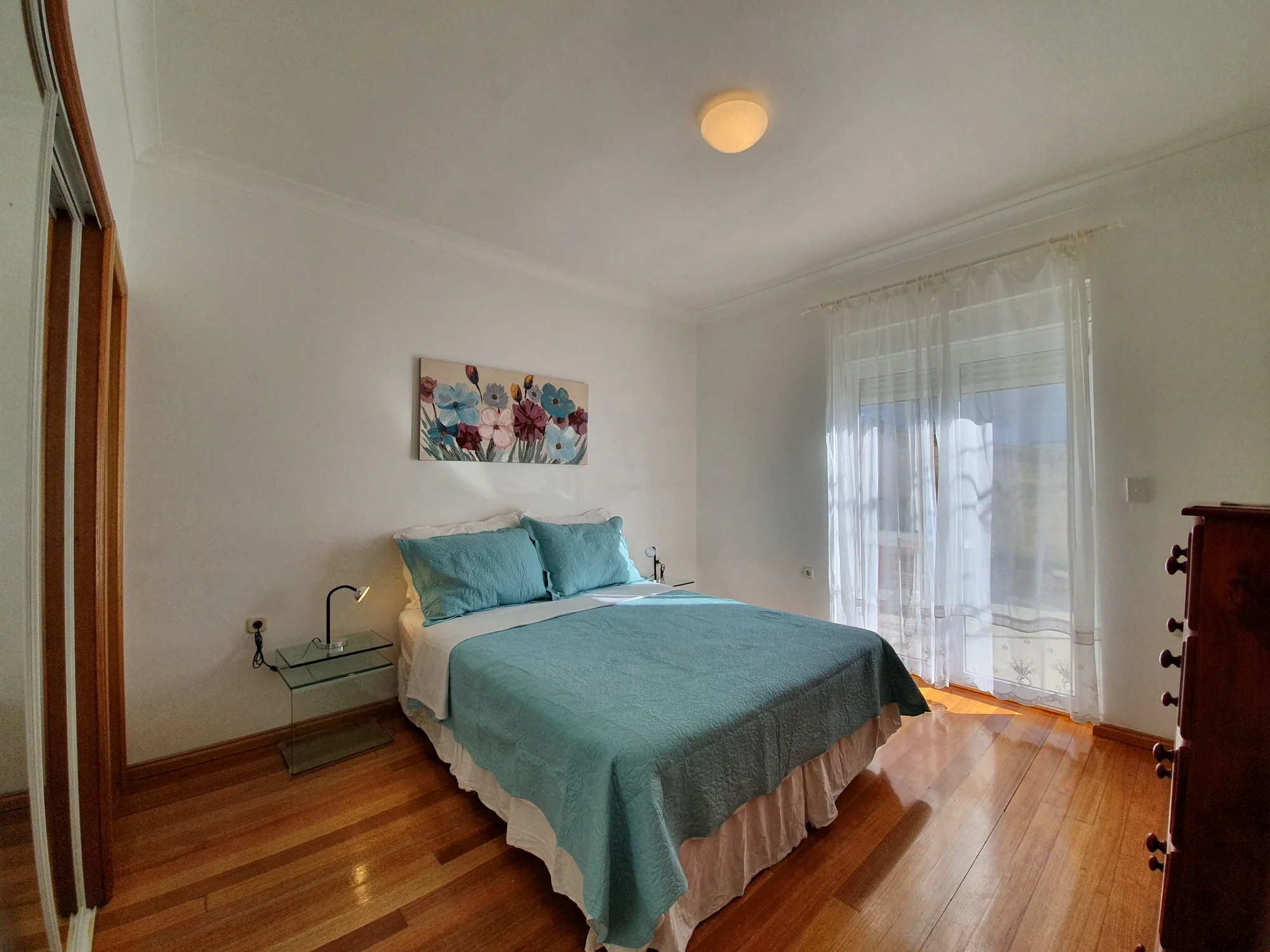 Vybavené apartmány u Omiše: zahrada, balkon s výhledem a na pláž jen 400 metrů