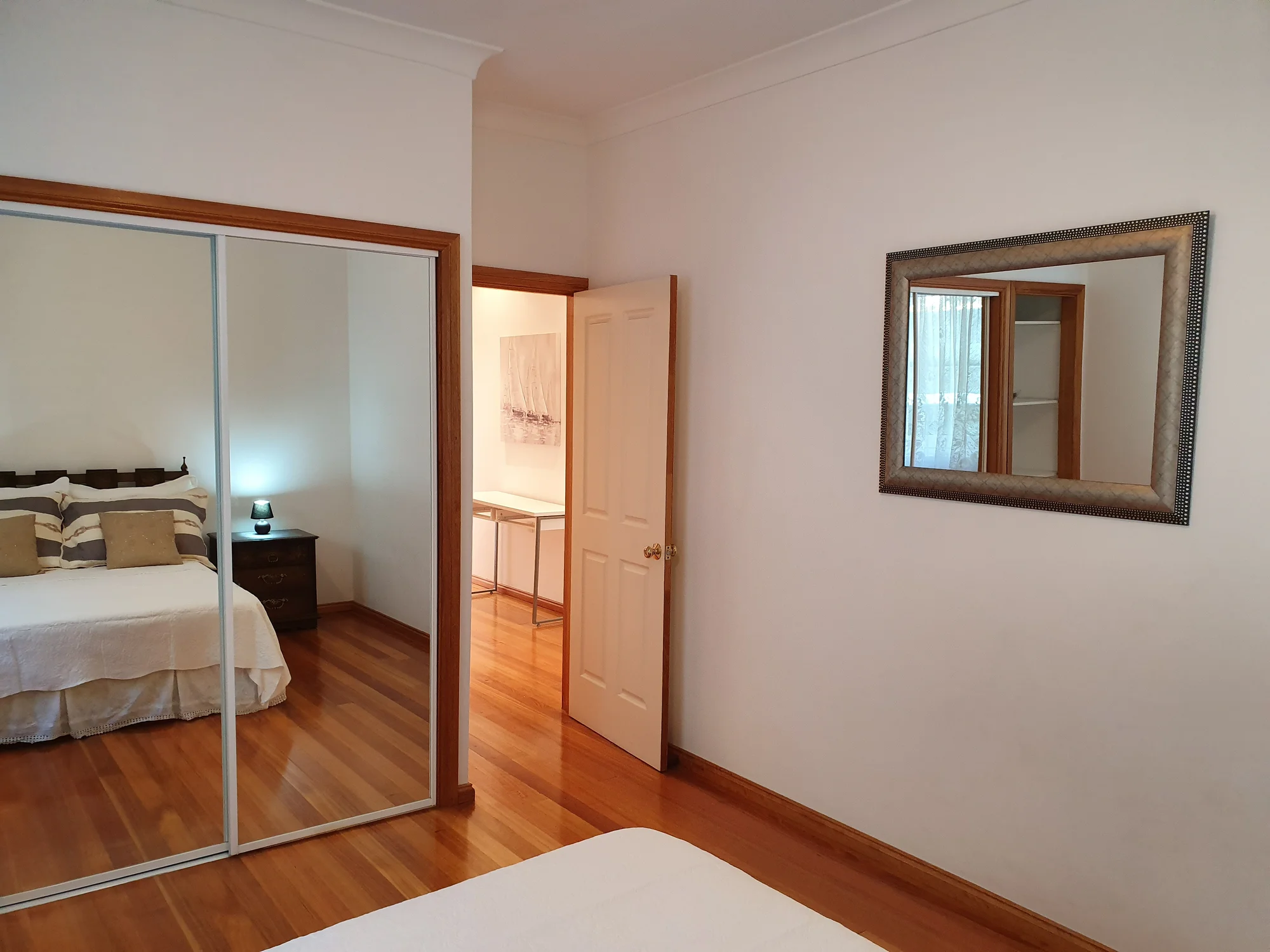 Vybavené apartmány u Omiše: zahrada, balkon s výhledem a na pláž jen 400 metrů