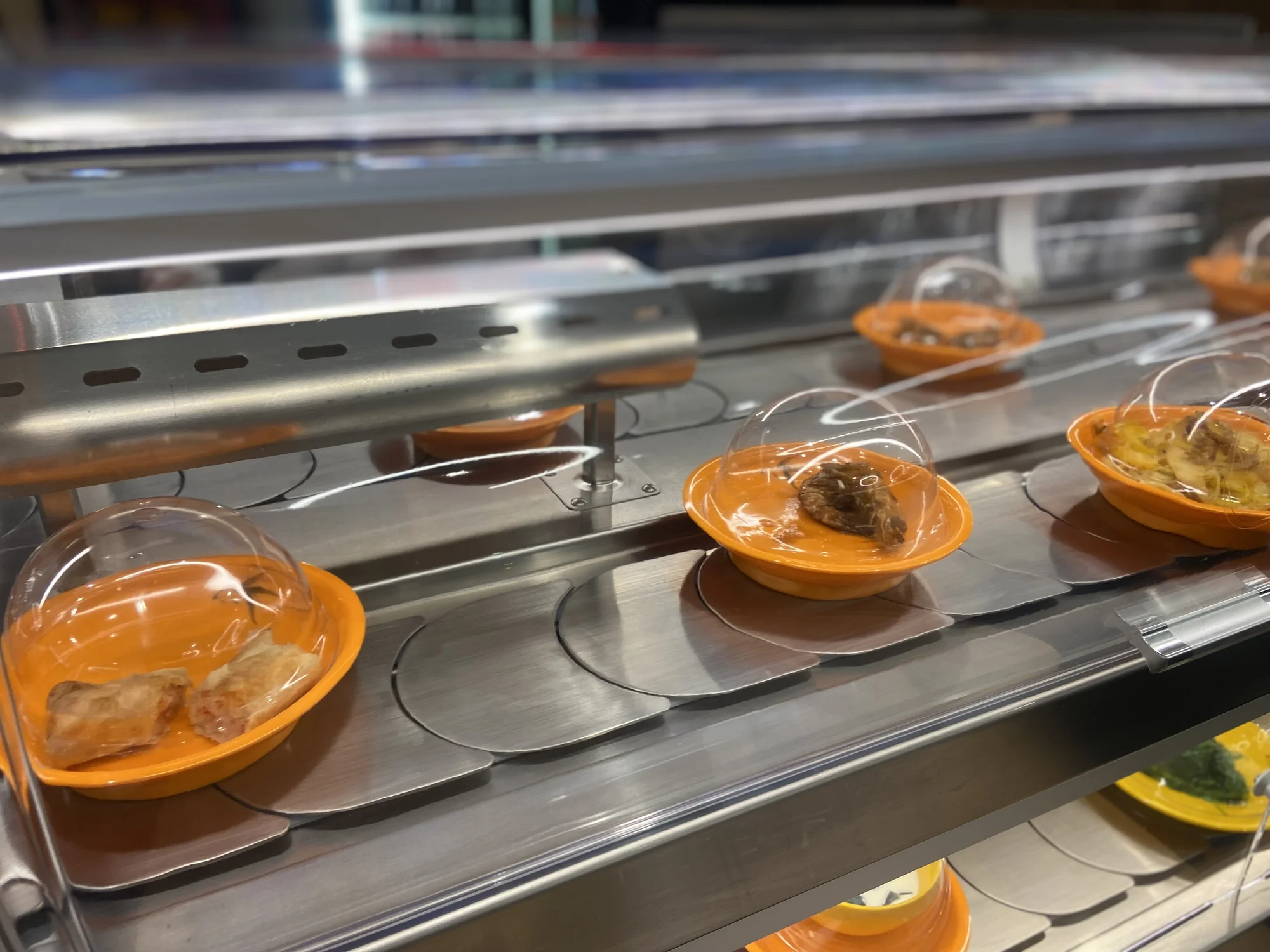 Až 2 hod. hodování na running sushi ve Wrap ‘n Roll v OC Plaza pro 1 osobu