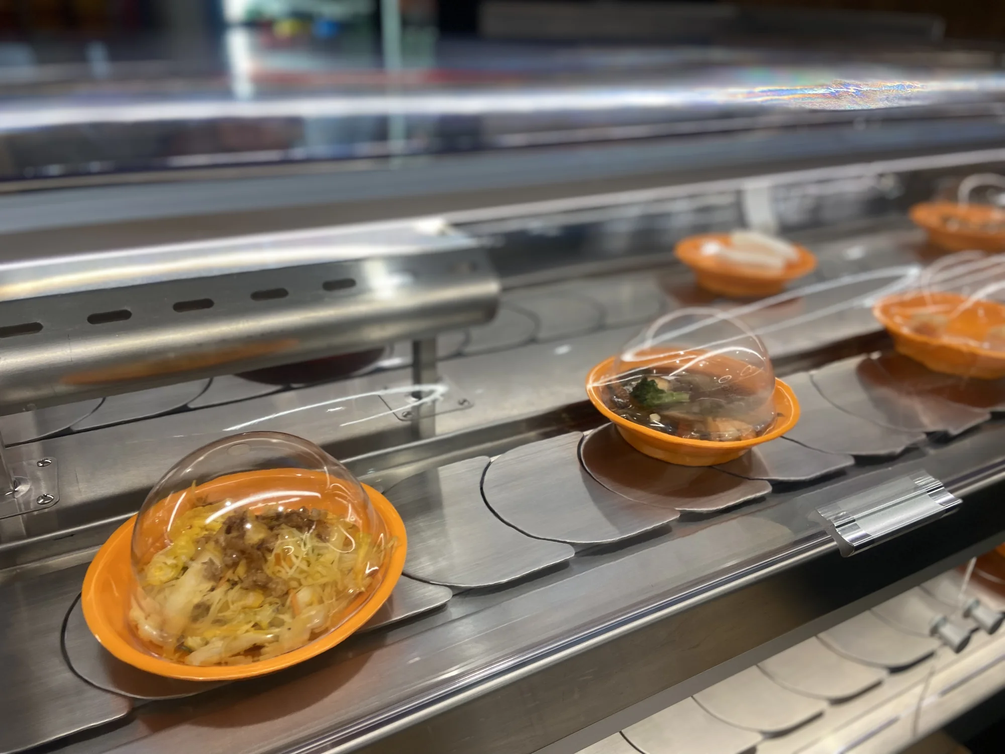 Až 2 hod. hodování na running sushi ve Wrap ‘n Roll v OC Plaza pro 1 osobu