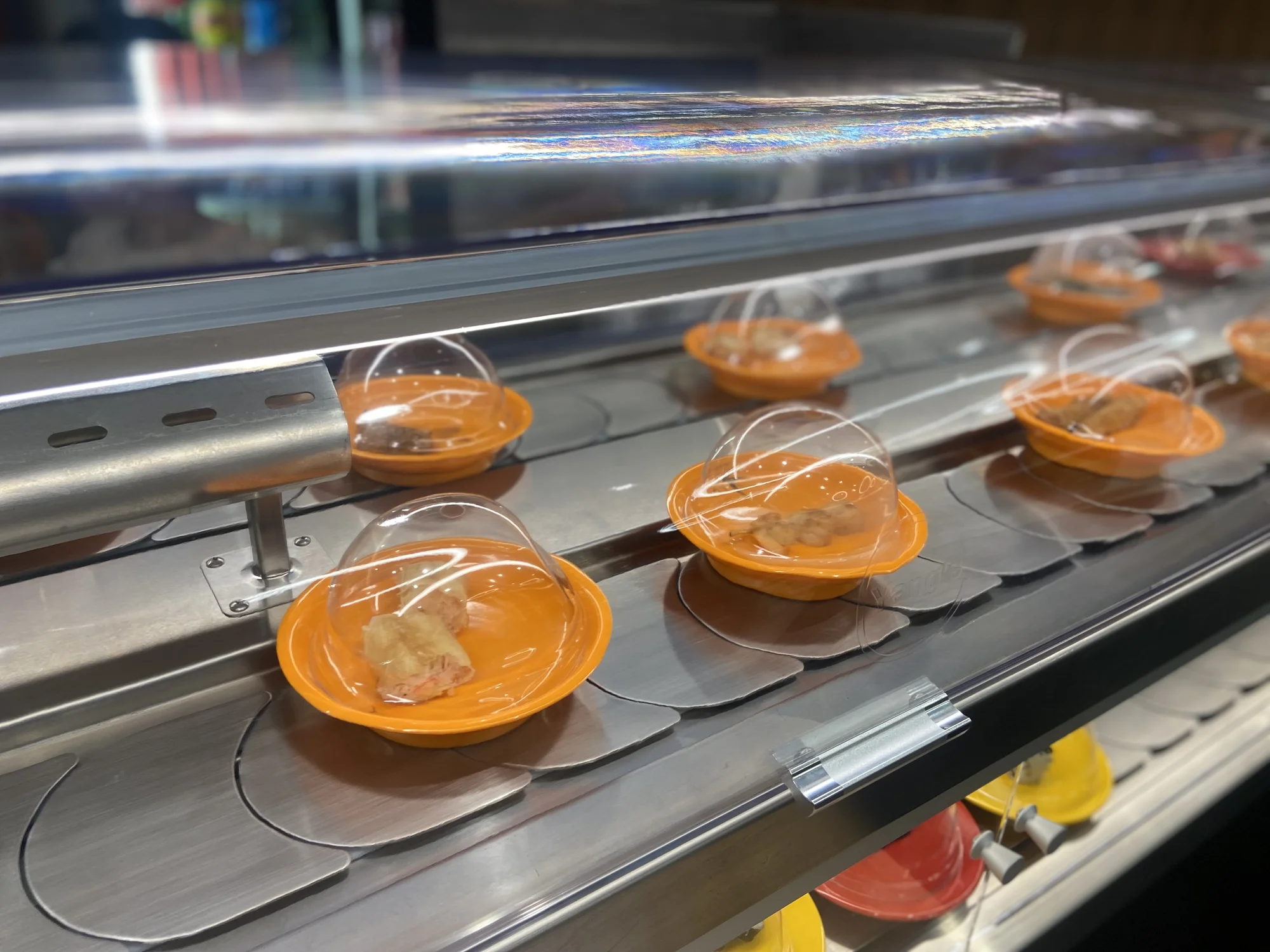 Až 2 hod. hodování na running sushi ve Wrap ‘n Roll v OC Plaza pro 1 osobu