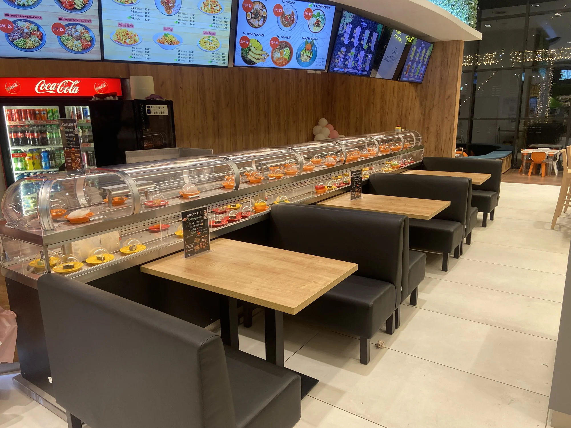 Až 2 hod. hodování na running sushi ve Wrap ‘n Roll v OC Plaza pro 1 osobu