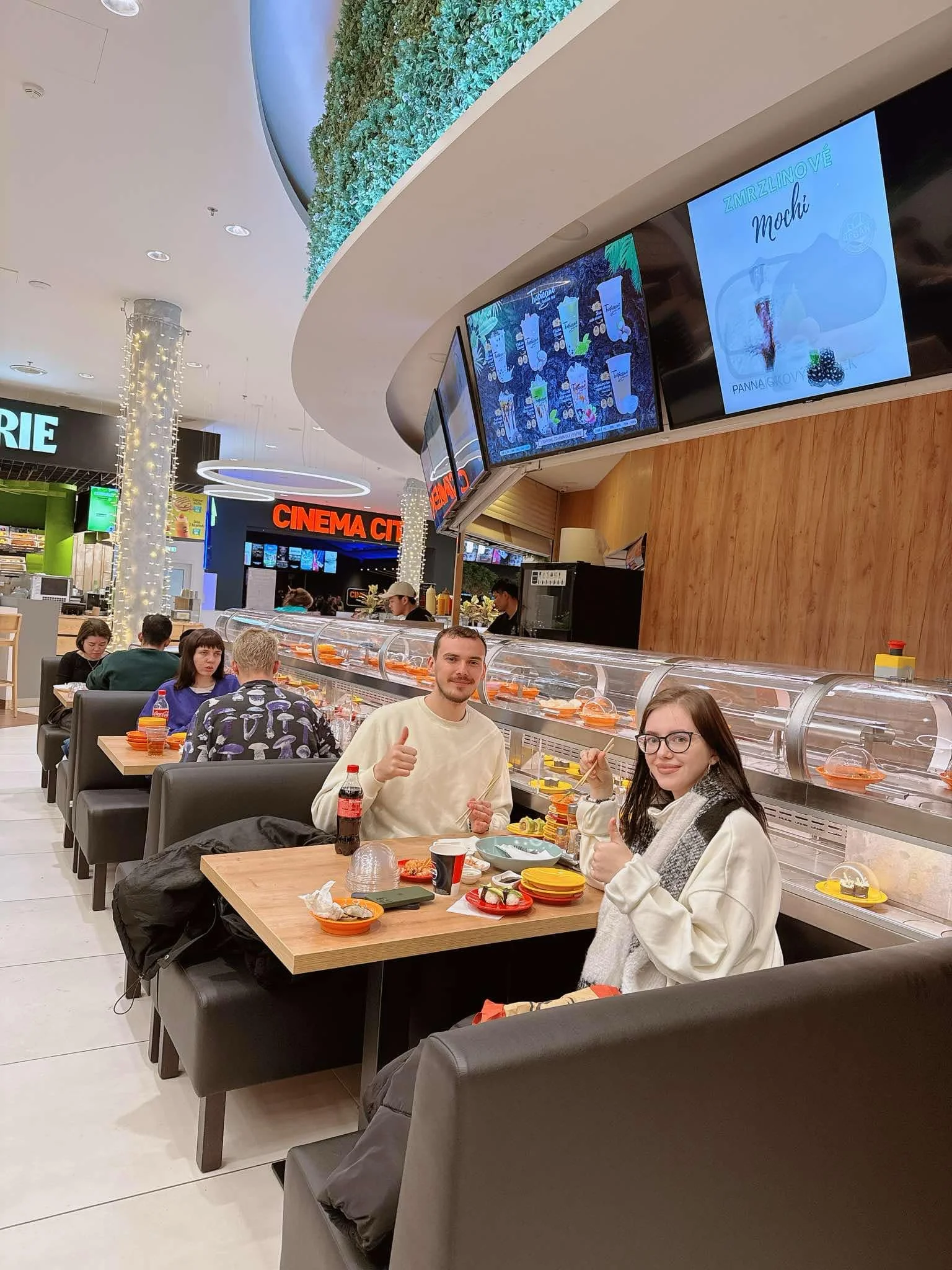 Až 2 hod. hodování na running sushi ve Wrap ‘n Roll v OC Plaza pro 1 osobu