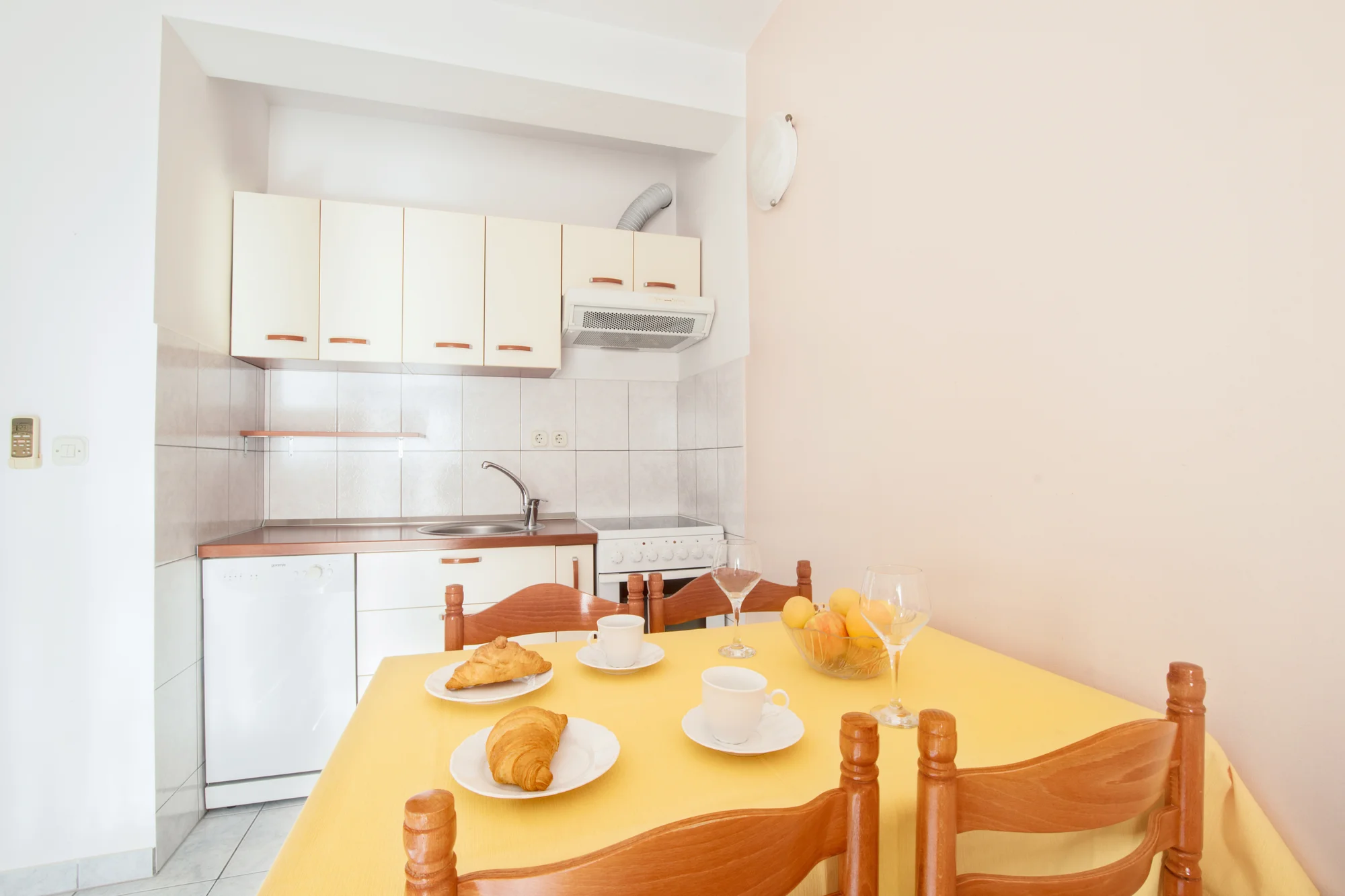 Chorvatská pohoda: pobyt v jednoduchém apartmánu na Omišské riviéře