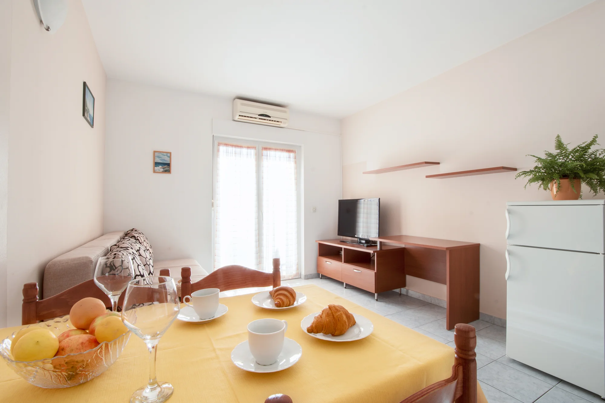 Chorvatská pohoda: pobyt v jednoduchém apartmánu na Omišské riviéře