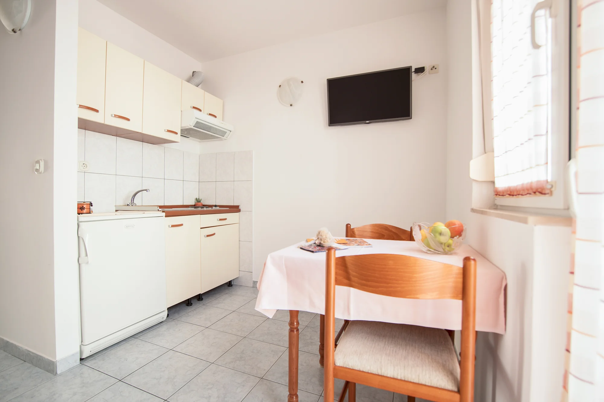 Chorvatská pohoda: pobyt v jednoduchém apartmánu na Omišské riviéře