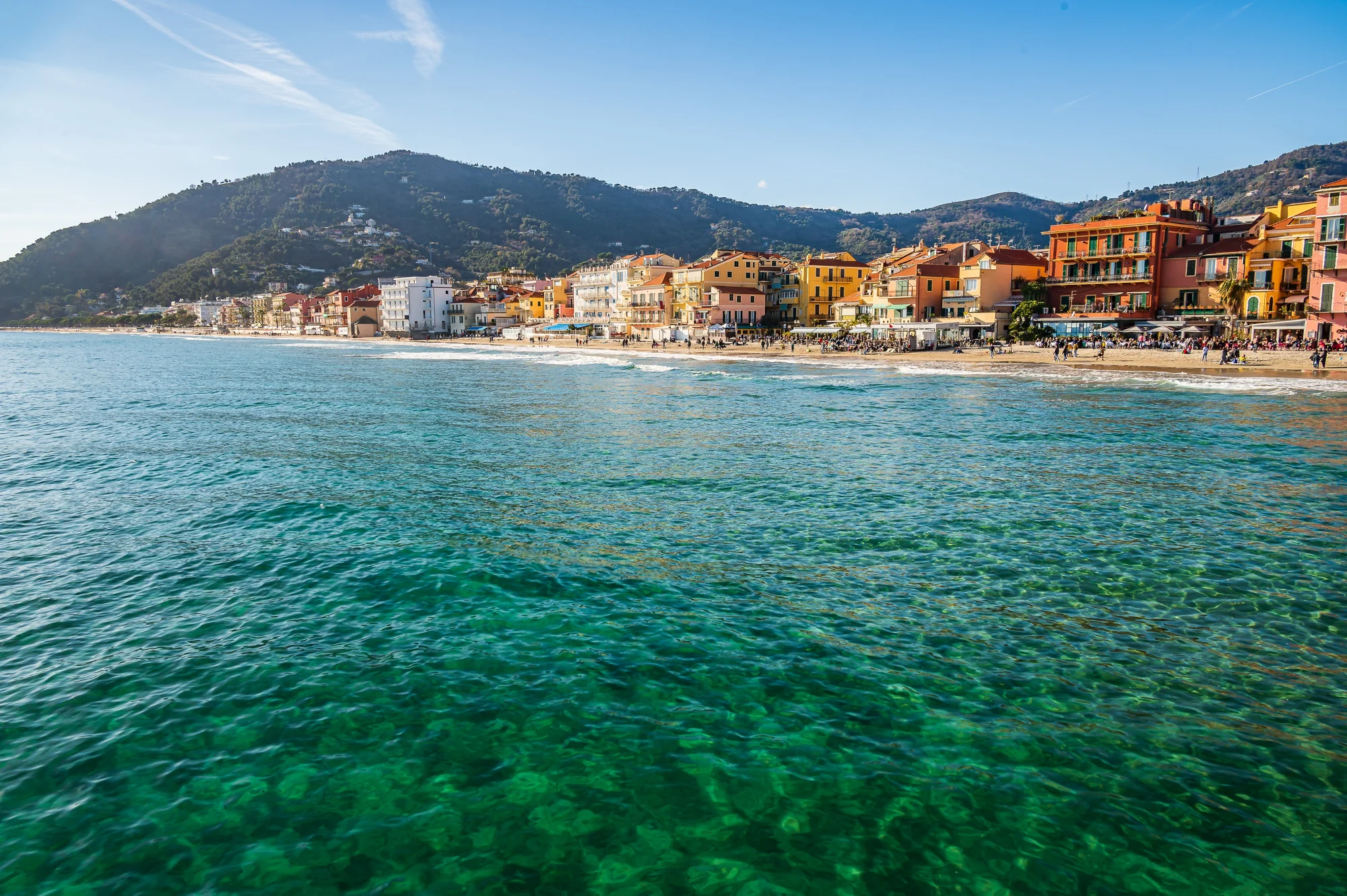 Pohoda v Itálii: 3* hotel nedaleko pláže v letovisku Alassio, snídaně nebo polopenze, bazén