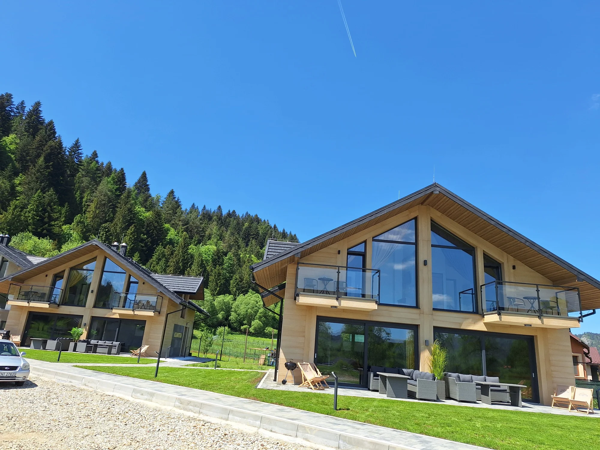 Moderní apartmány ve stylu horské chaty na břehu Dunajce přímo pod Třemi Korunami s výhledem, krbem i terasou