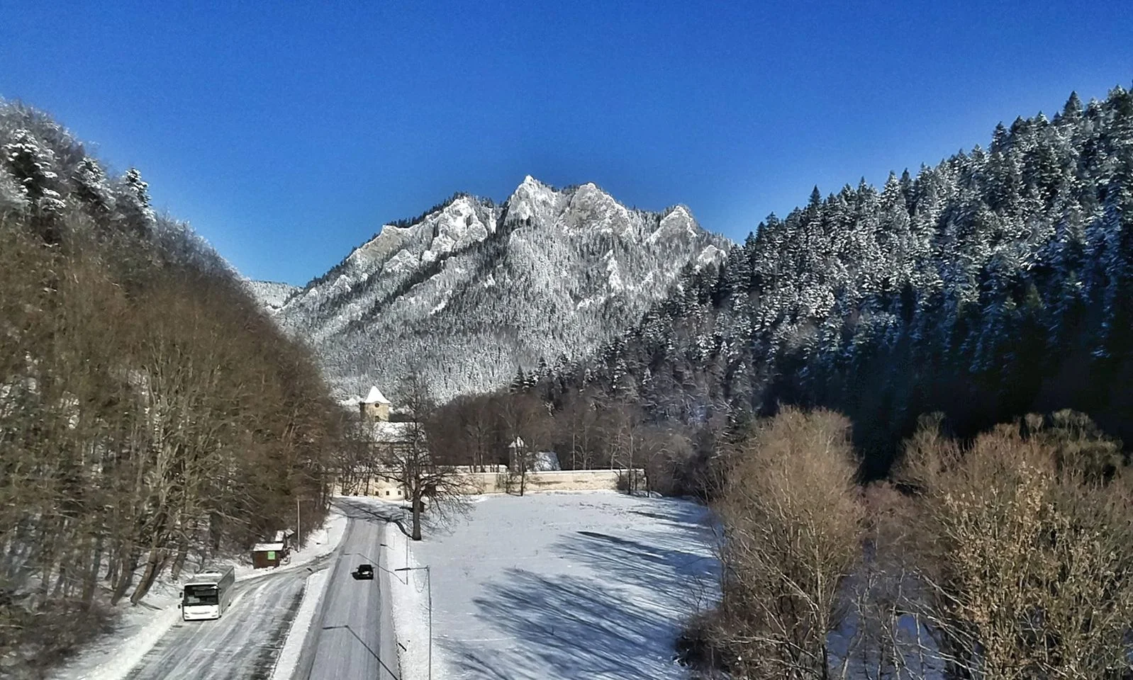 Moderní apartmány ve stylu horské chaty na břehu Dunajce přímo pod Třemi Korunami s výhledem, krbem i terasou