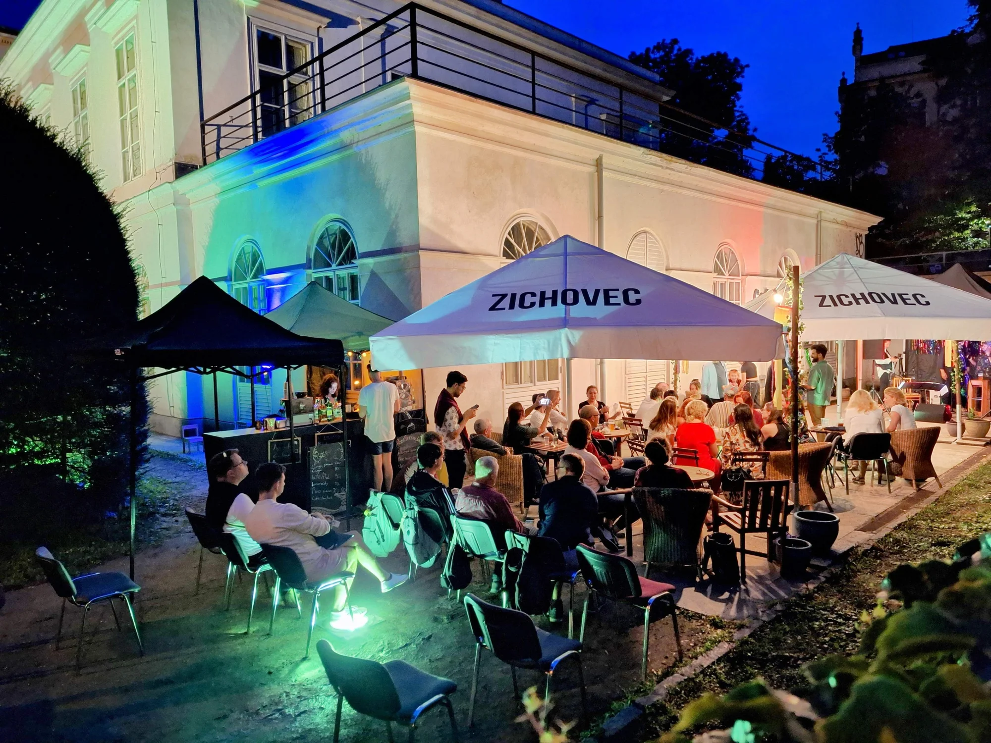 Horký nápoj dle výběru v centru Prahy: svařák, horká čokoláda i chai latte